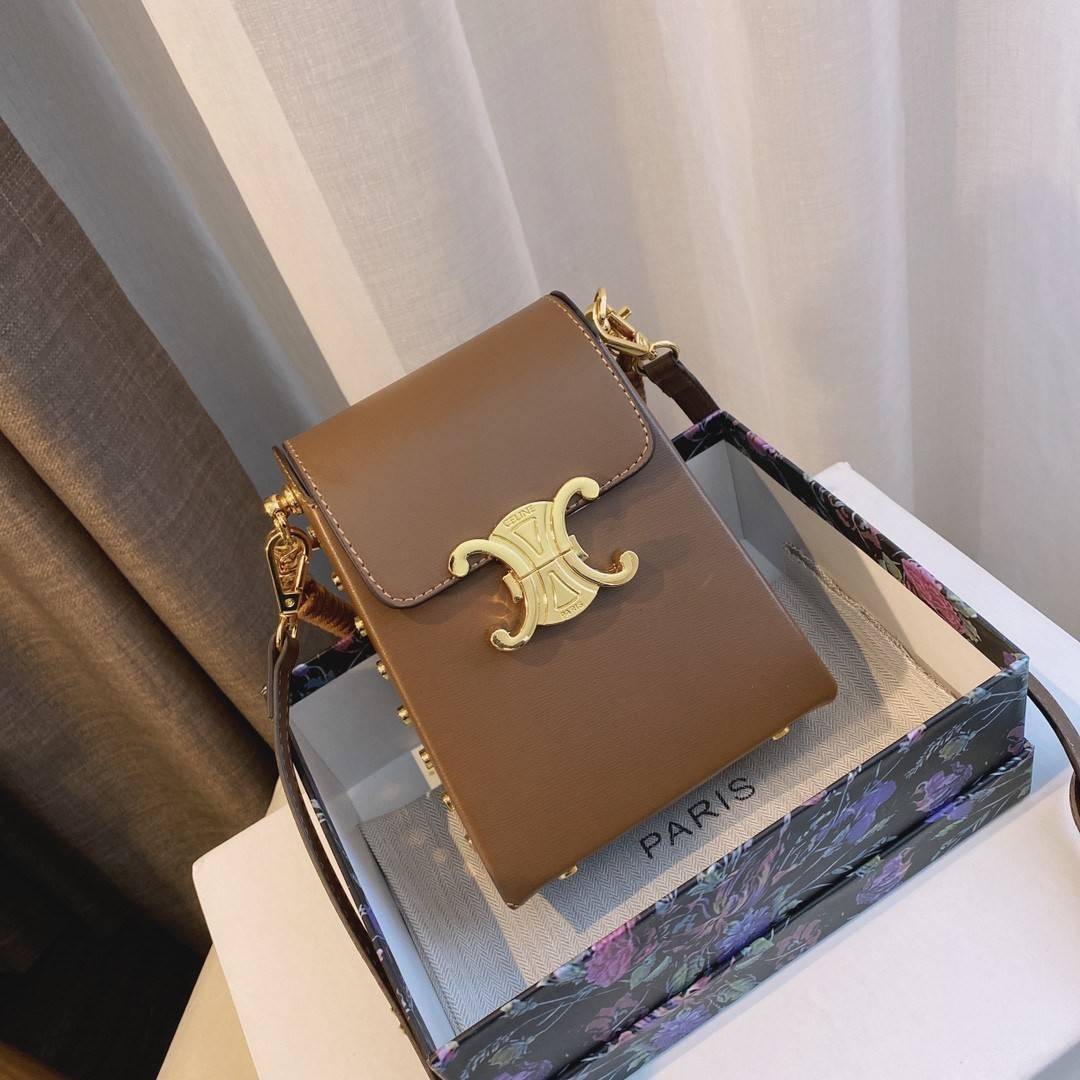พรีเมี่ยมกิ๊ฟแท้ 100% 】พร้อมส่งที่ไทย!! CELINE BOX CROSSBODY BAG (GWP) พรีเมี่ยมกิ๊ฟ Limited จาก CELINE HAUTE PARFUME DUTYFREE COUNTER วัสดุหนังแท้เรียบเงา หนังสวยอยู่ทรง ประดับด้วยหมุด อะไหล่ทองทั้งใบ ปิดปิดด้วยตัวบีบสัญลักษณ์แบรนด์