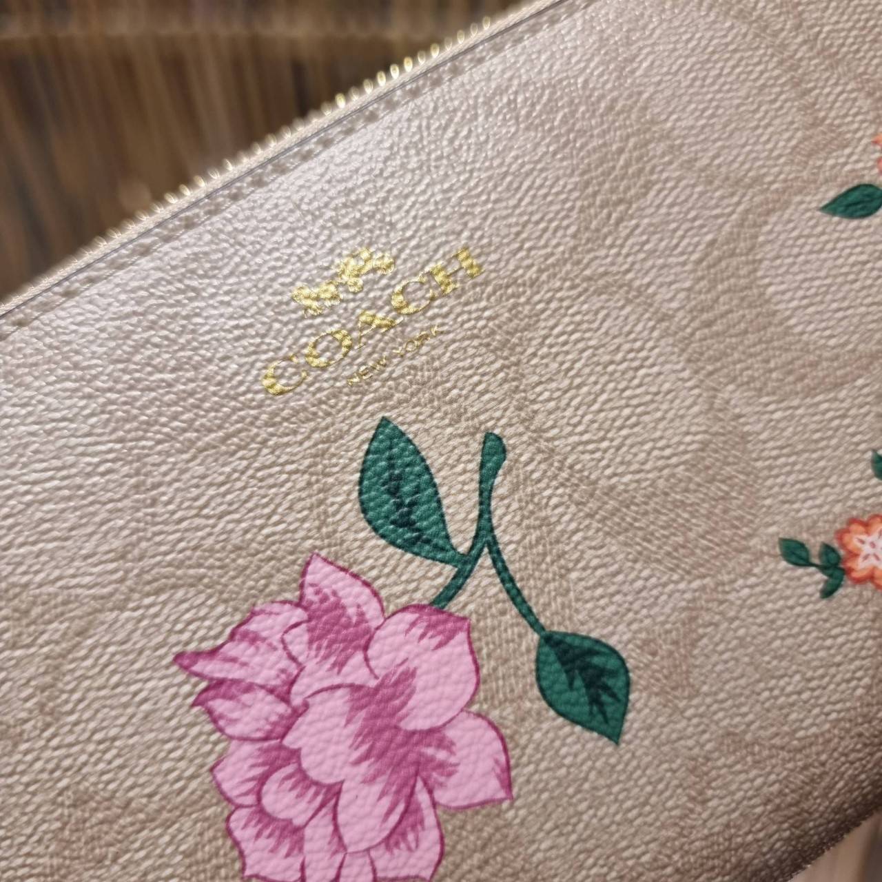 COACH 2972 CORNER ZIP WRISTLET IN SIGNATURE CANVAS WITH BUTTERFLY PRINT มาแล้วจ้า ไอเท็มสุดปัง!! ฮิตไม่เลิก!! พร้อมลวดลายสุดคิ้วท์ น่ารักน่าใช้ขึ้นไปอีก กระเป๋าคล้องมือ ขนาดเหมาะพกพา วัสดุหนังแคนวาส ภายในเป็นช่องโล่ง ใส่ธนบัตร หรือใส่บัตร ใส่เหรียญ ได้หมด