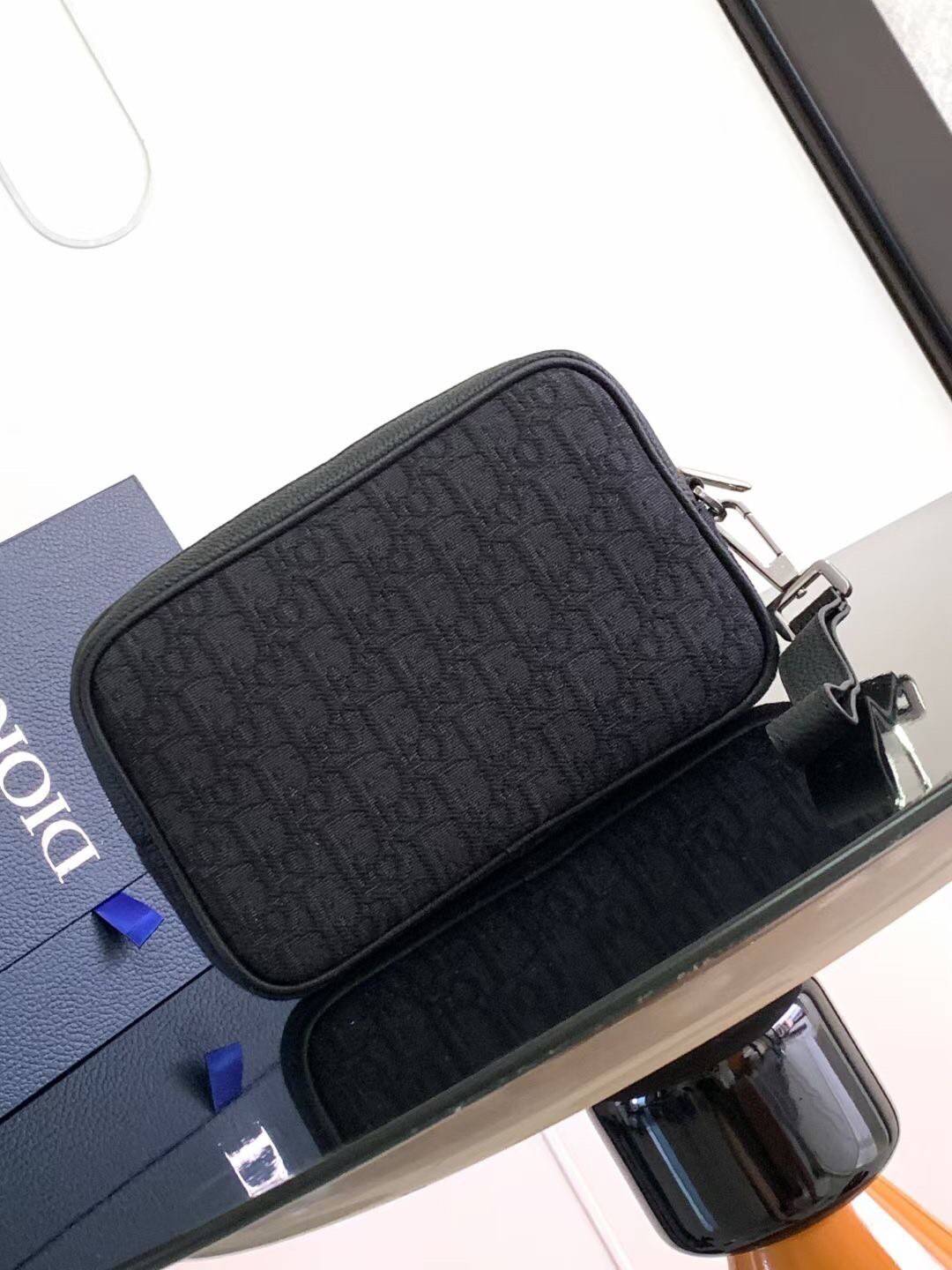 DIOR TOILETRY BAG Oblique Jacquard / Dior Toiletry Handbag พร้อมส่ง กระเป๋าถือมีสายคล้องมือ สวยหรูหราเป็นเอกลักษณ์แบรนด์ **สินค้าเกรดท็อปออริจินอล 1:1 สลับแท้ เกรดดีสุด ใช้งานต่างประเทศได้