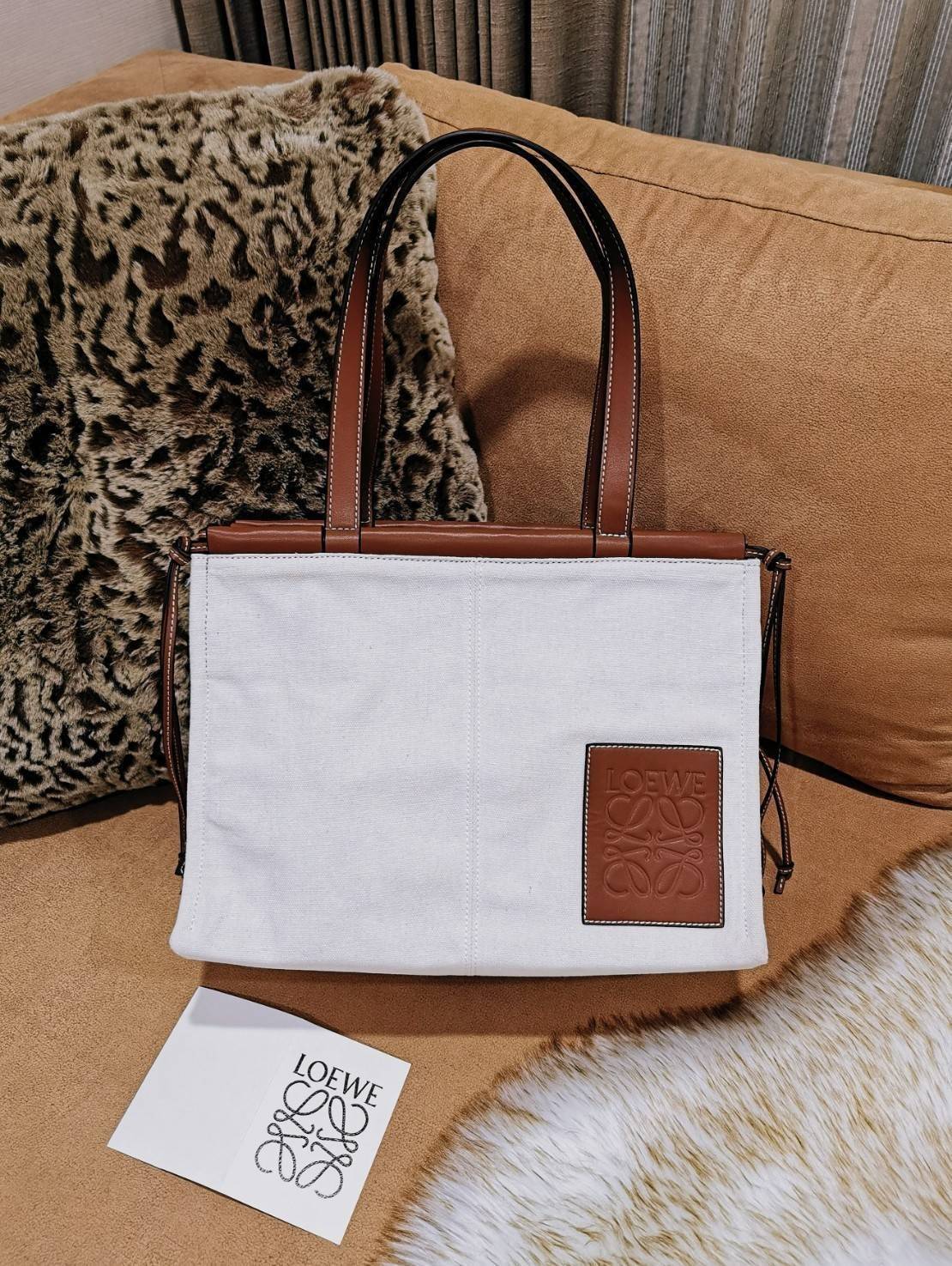พรีเมี่ยมกิ๊ฟแท้ 100% 】LOEWE TOTE BAG VIP GIFT WITH PURCHASE (GWP) Limited Edition จาก "LOEWE PERFUME DUTYFREE" วัสดุ Canvas&Leather ใบใหญ่ น้ำหนักเบา ภายในโล่งกว้างและจุ ใส่เอกสารA4 เสื้อผ้าสัมภาระของใช้ได้เยอะจุใจ