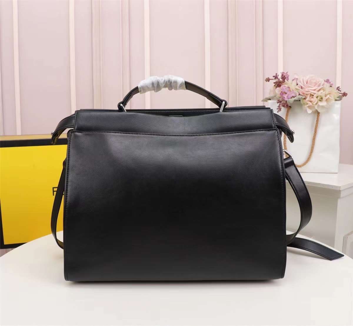 FENDI Monster Bag 36cm เกรดเทพออริจินอล กระเป๋ายอดนิยมของแบรนด์ ดีไซน์สวยเรียบหรูแฝงด้วยความเก๋ สามารถสะพายหรือถือ เหมาะสมกับวัยรุ่น สะดวกในการพกพาไม่ว่าสาว ๆ จะไปเที่ยวต่างจังหวัด ต่างประเทศหรือแม้กระทั่งทำกิจกรรมแอดเวนเจอร์ต่าง ๆ ก็ไม่ทำให้เกะกะแต่อย่าง