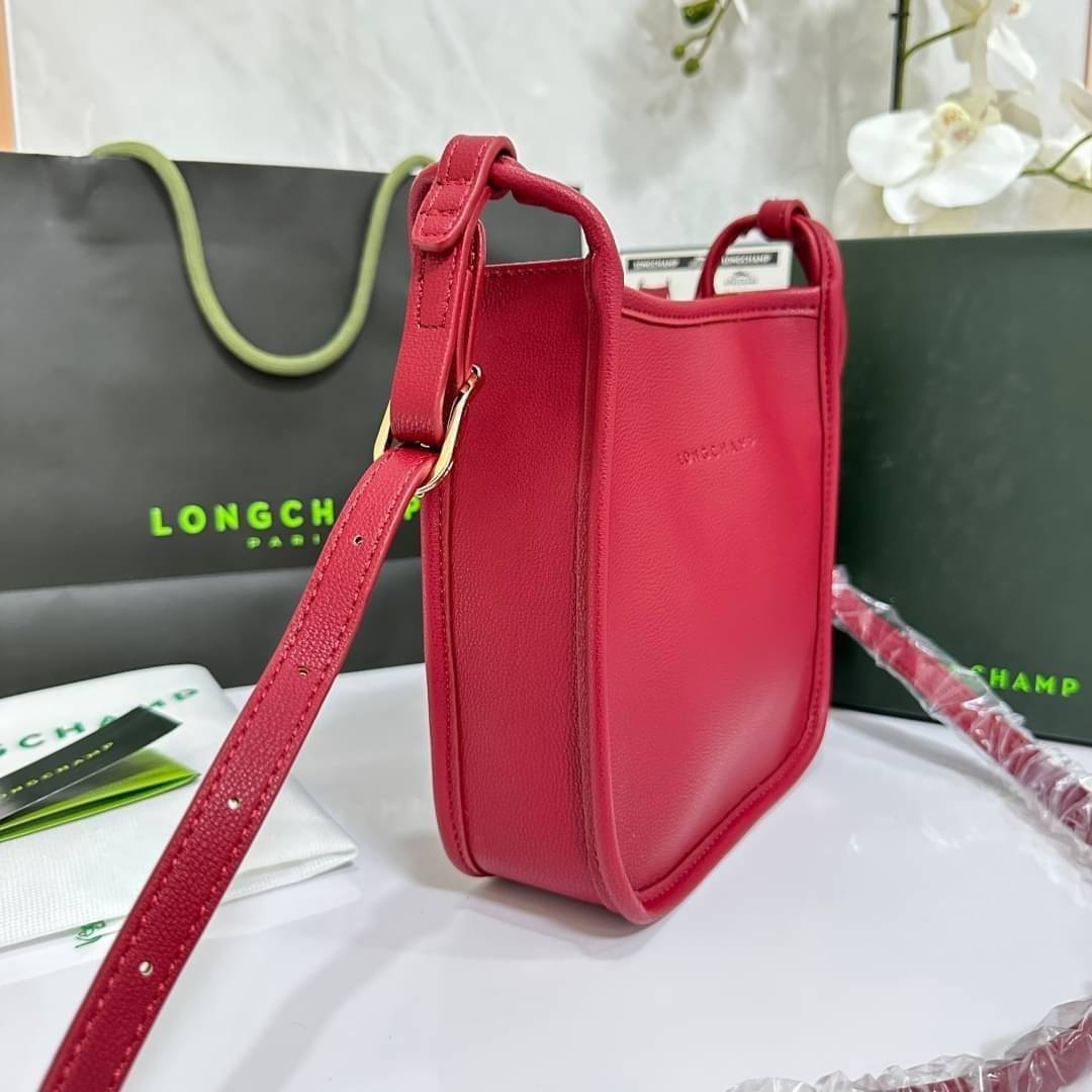 LONGCHAMP LE FOULONNÉ CROSSBODY BAG กระเป๋าสะพายที่เรียบง่ายและดูดี การออกแบบที่คล่องตัวของรุ่นนี้เหมาะอย่างยิ่งสำหรับผู้หญิงที่มีบุคลิกที่ต้องการกระเป๋าสไตล์แบบเรียบง่าย