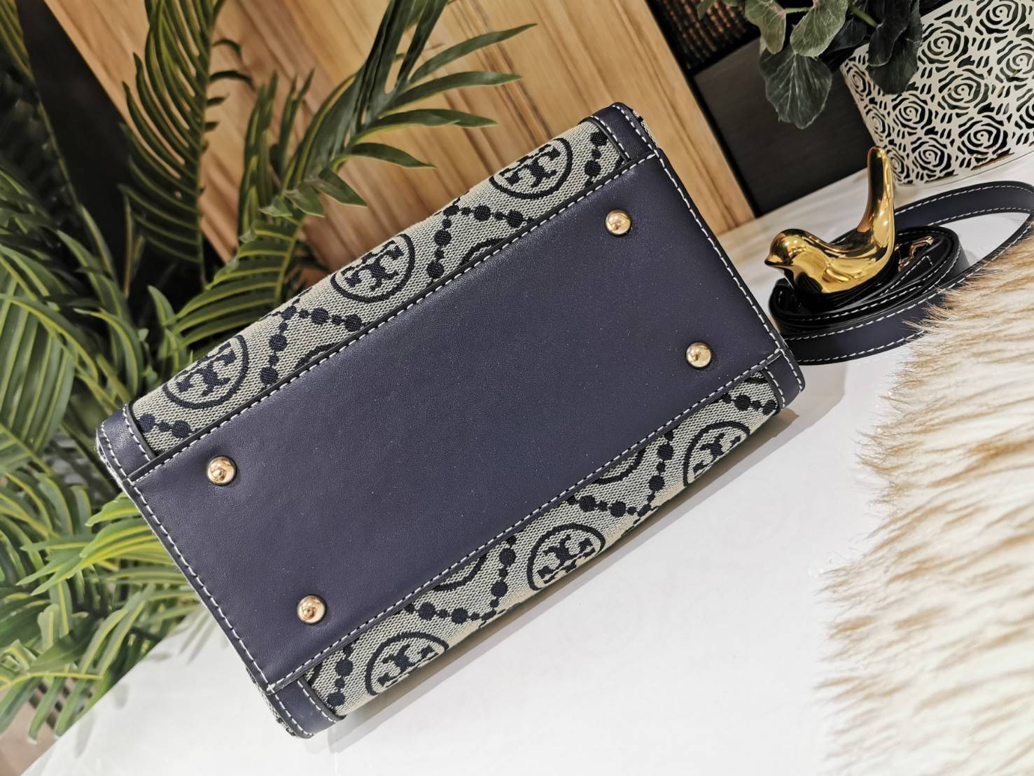 TORY BURCH FACTORY MONOGRAM JACQUARD BOSTON BAG กระเป๋าถือหรือสะพายรุ่นใหม่ล่าสุดจาก TORY BURCH FACTORY วัสดุ Woven Jacquard & Leather ในลาย Jacquard คงเอกลักษณ์แบรนด์สวยอยู่ทรงดีไซน์โดดเด่นทรง Boston เปิดปิดด้วยซิปคู่สะดวกใช้ขนาดกำลังดีใส่กระเป๋าสตางค์ยา