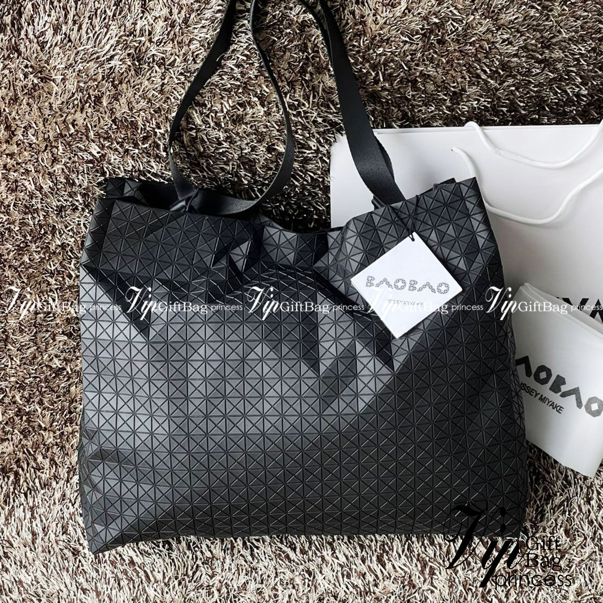 Baobao Issey Miyake Cart geometric tote bag / Miyake Cart Tote Bag รูปทรงที่สร้างขึ้นโดยบังเอิญ' เสื้อผ้าที่มีโครงสร้างและได้รับการออกแบบทางวิศวกรรมอันเป็นเอกลักษณ์ของแบรนด์ ส่งต่อไปยังเครื่องประดับที่น่าประทับใจและไร้กาลเวลาเหล่านี้ กระเป๋าโท้ต Cart
