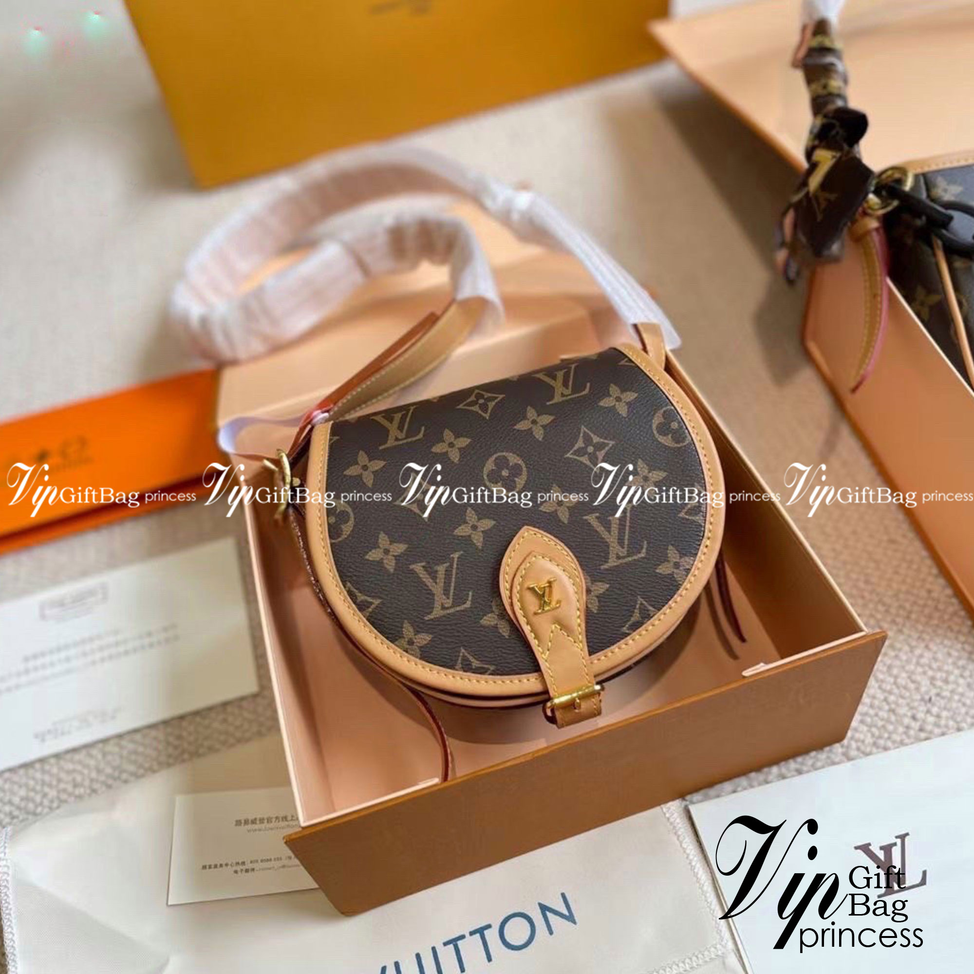 LV Tambourine Monogram Crossbody Bag กระเป๋าสะพายไซส์มินิ น่ารัก คอลเลคชั่นดีไซน์ใหม่ ทรงโค้งมน สวยหรู สายสะพายปรับได้ตามชอบ ราคาดีงามจัดมาให้พร้อม box set ชวนสะสม ห้ามพลาดจ้า