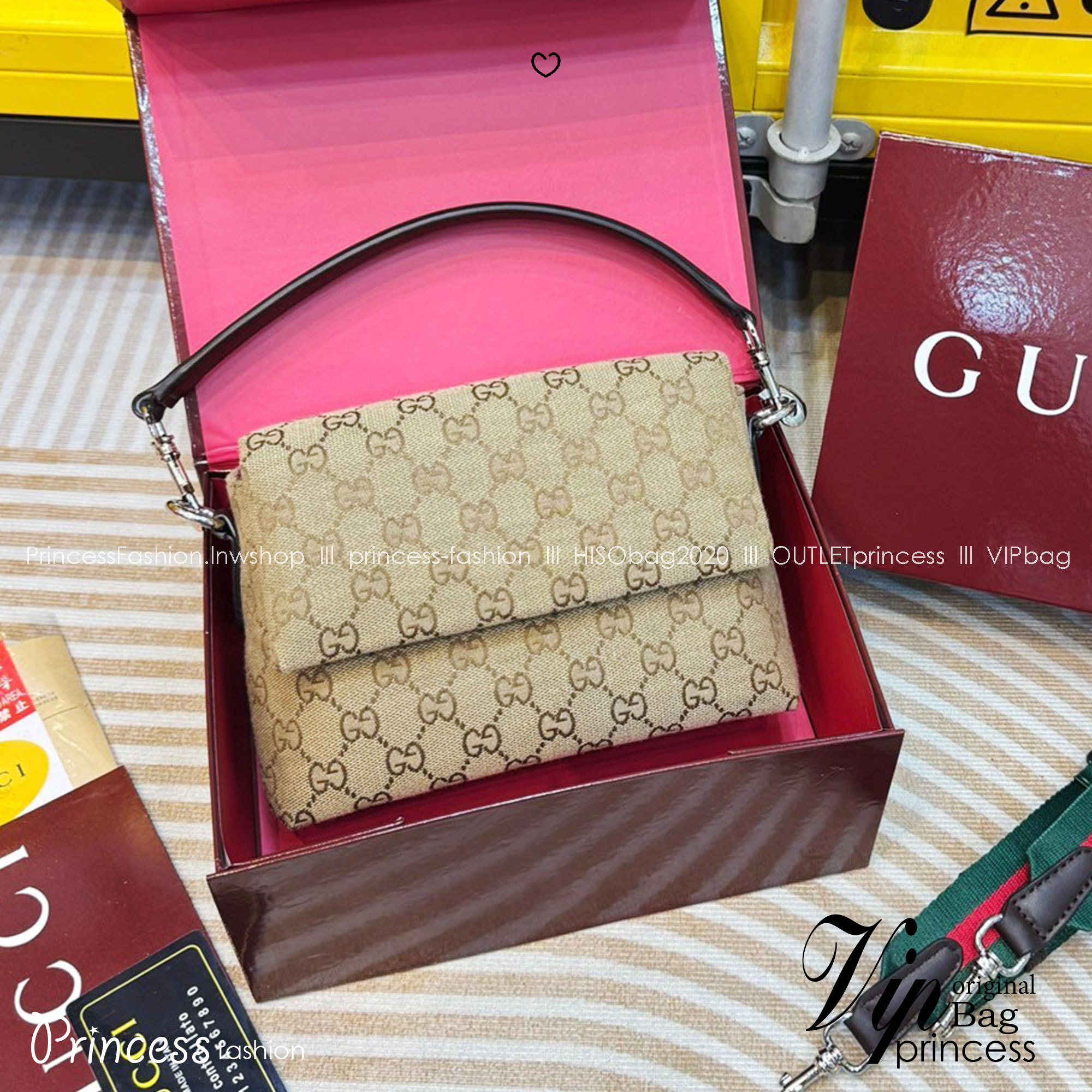 GUCCI GG canvas small crossbody bag กระเป๋าสะพายทรงใหม่เรียบง่าย ที่สุดของความคลาสสิค ด้านหลังมีช่องเก็บแต่งหนังปั้มแบรนด์สวยหรูโดดเด่น เป็น Unisex ใช้งานได้ทั้งชายหญิง