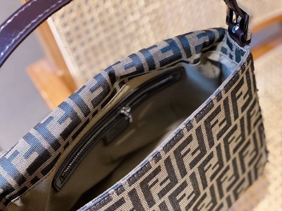 รุ่นใหม่แนะนำ!! FENDI BAGUETTE BROWN FABRIC BAG (GWP) วัสดุ CANVAS พิมพ์ลายแบรนด์ เปิดปิดด้วยฝาปิดกระดุมแม่เหล็ก ภายในมีช่องซิป ใส่ของแยกอีกช่อง สามารถใส่กระเป๋าสตางค์ยาว iphone เงิน ของจุกจิกได้ มาพร้อมสายสะพาย2แบบ ถอดเปลี่บนได้ อะไหล่แบรนด์สีเงิน Rare i