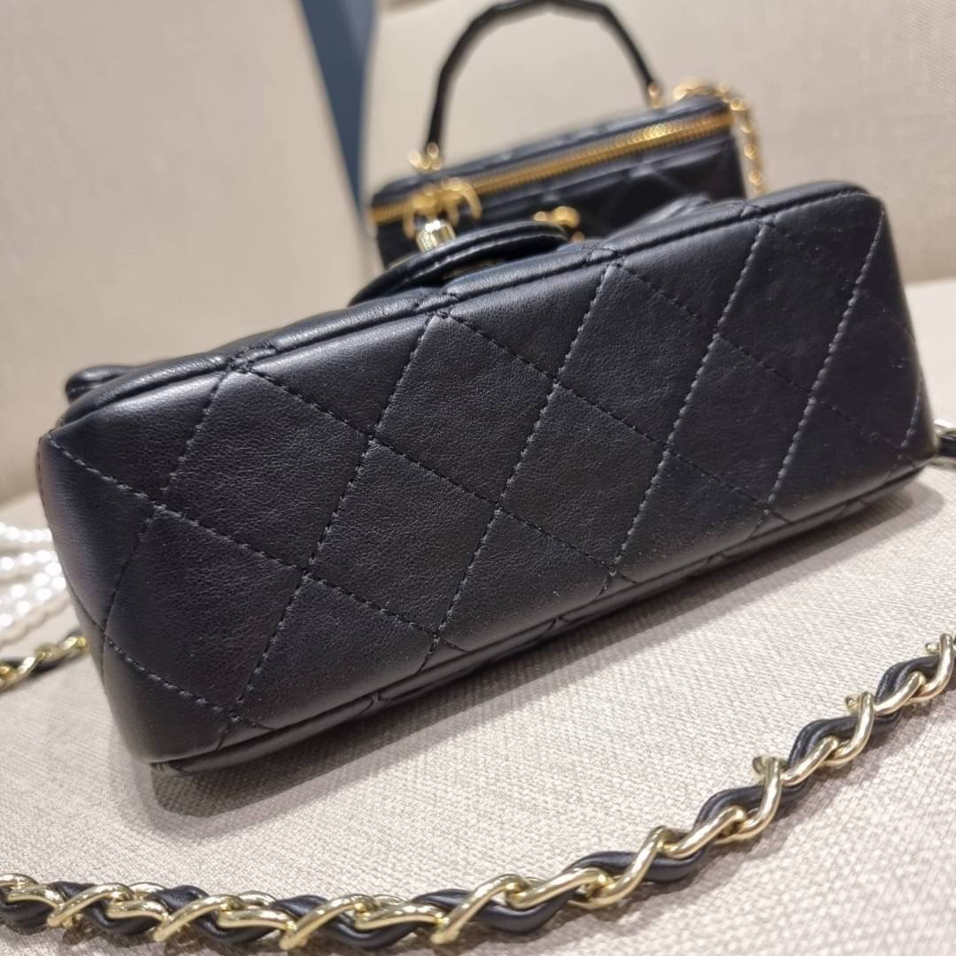 VIP 🥂 เซ็ทคือที่สุดของความคุ้ม EXCLUSIVE MIX ITEM!! CHANEL GIFT BOX SET กลับมาอีกครั้งกับไอเท็มสุดหรูชวนให้สะสม สุดยอดของรุ่นยอดฮิตพร้อมเสิร์ฟครบชุด สุดคุ้ม มาพร้อมกระเป๋าสะพายถึง 2 ใบ คอลเลคชั่นของมันต้องมี ทั้งตัวคลาสสิคและ vanity และสุดยอดของหา