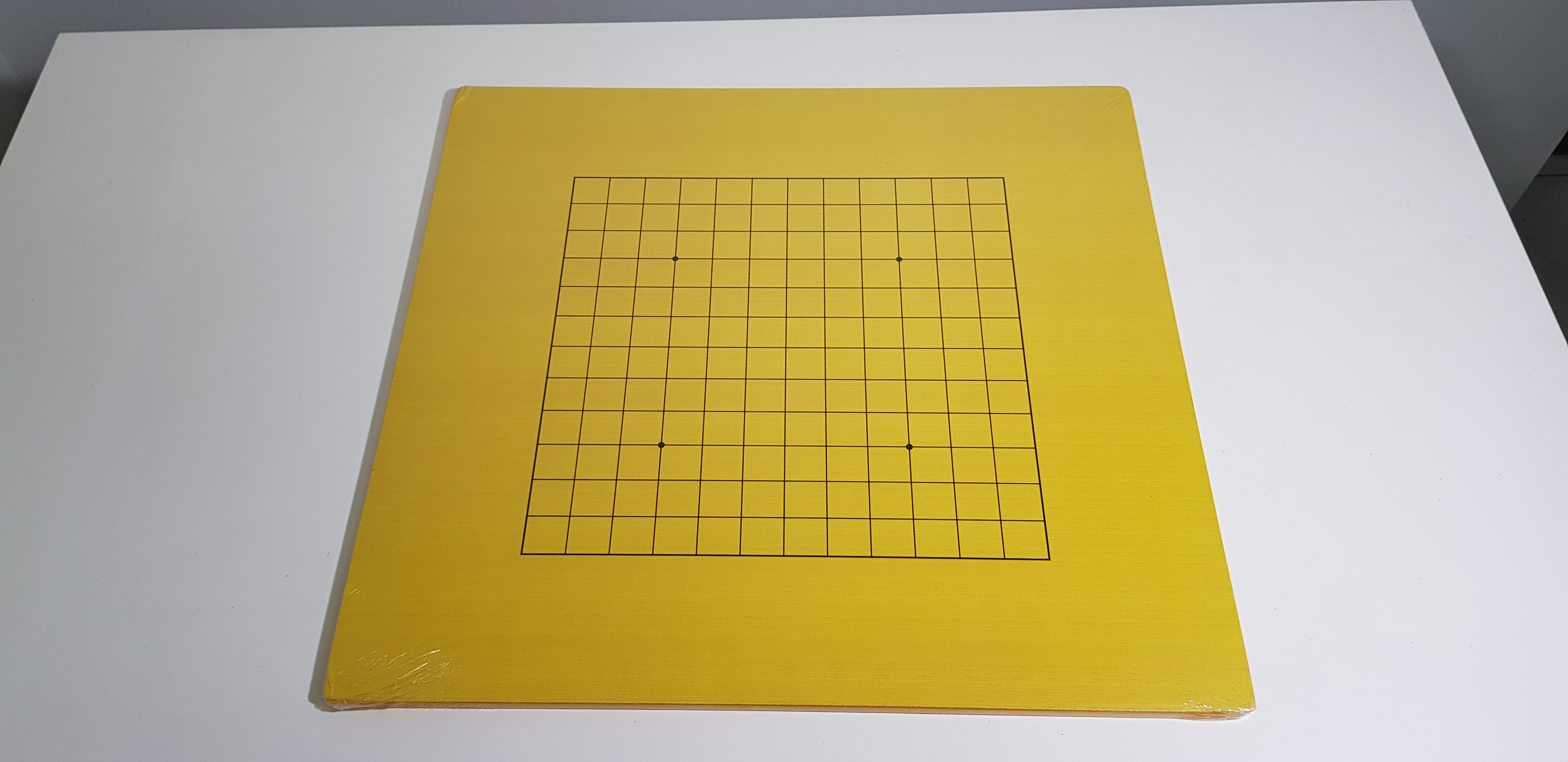 ชุดหมากล้อมพร้อมกระดานหนา0.8cm.(13x13,19x19เส้น)พร้อมเม็ดนูนด้านเดียวและโถทรงหวาย