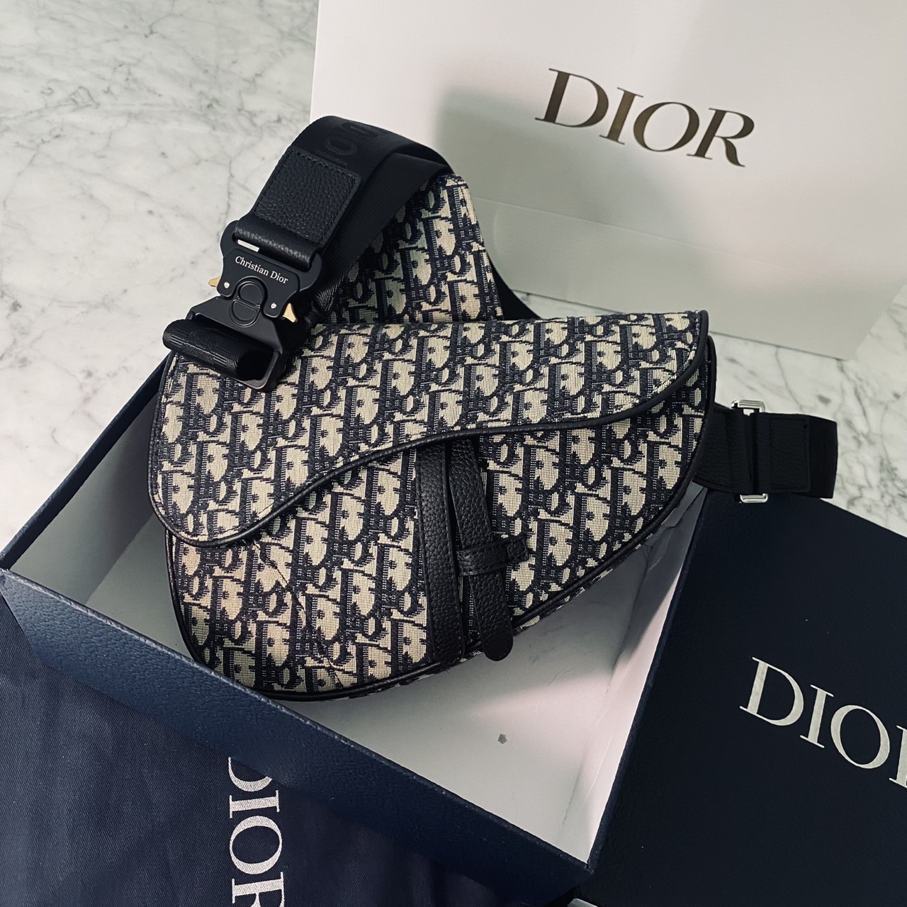 DIOR Saddle bag Oblique jacquard fabric in beige and black กระเป๋าคาดอกดิออร์ รุ่นยอดนิยมที่หนุ่มๆ ใช้งานได้แบบคุ้มๆ ดีไซส์สวยคมเรียบหรูตามแบบฉบับแบรนด์