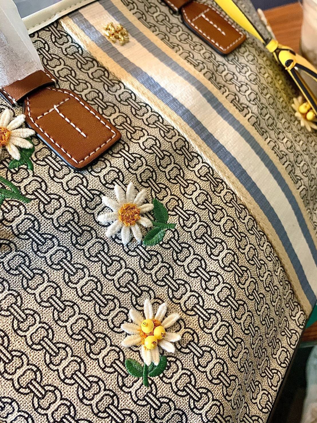 TORY BURCH GEMINI CANVAS SMALL PATCHES TOTE 🔺จุดเด่นของหนังคุณภาพต้องนิ่มสัมผัสได้ ไม่แข็งทื่อๆนะคะ! พร้อมส่งที่ไทย ใช้วันไหนๆก็สวยสุดๆไปเลยค่าา! กระเป๋าทรงTote ไม่เล็กอย่างที่คิดนะคะ😁 หนังแท้ชั้นดี ลายหนังสวยนิ่มมือดีมากค่ะ ตัวกระเป๋าลายโ