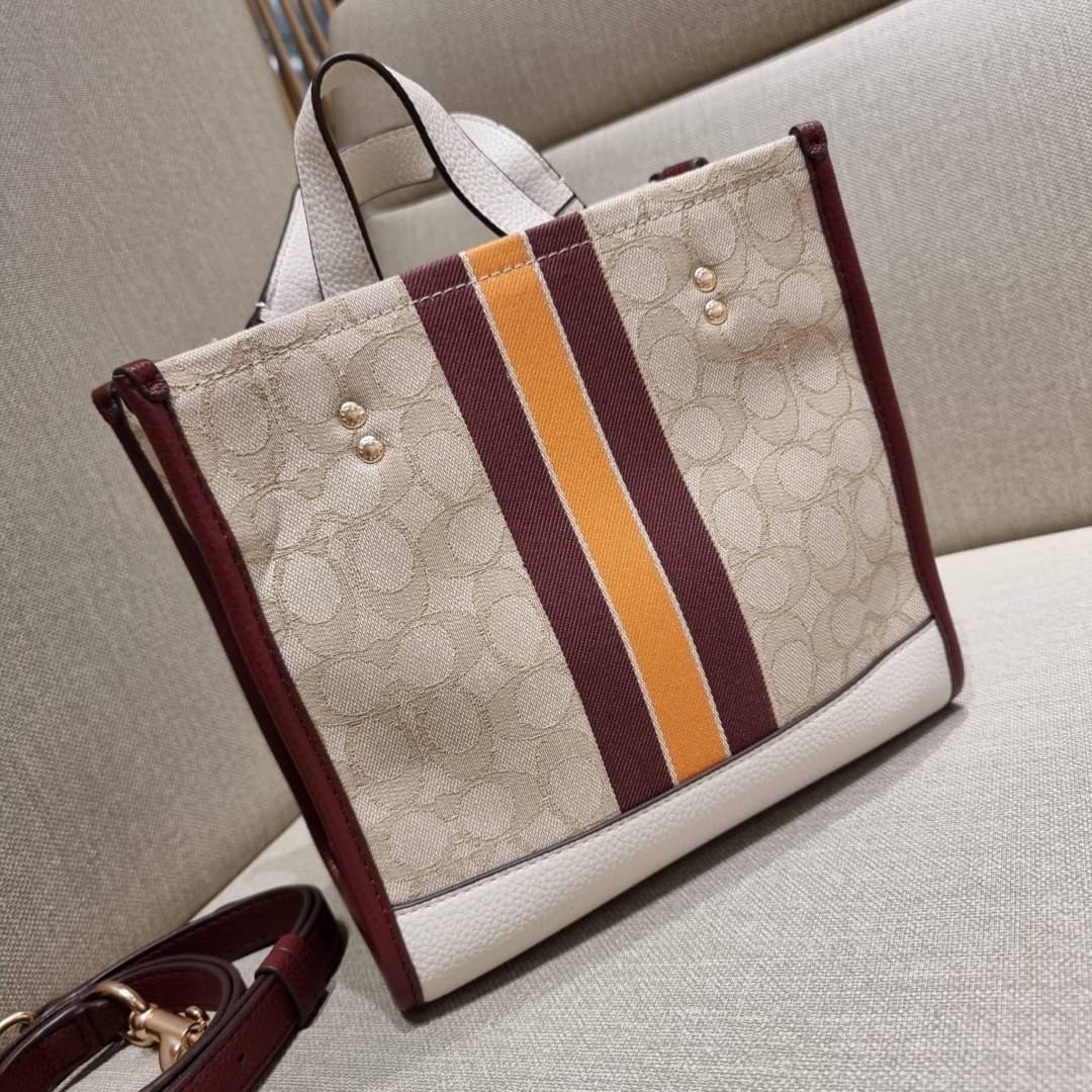 COACH C7083 DEMPSEY TOTE 22 IN SIGNATURE JACQUARD WITH STRIPE AND COACH PATCH คอลเลคชั่นใหม่ สีที่สาวๆรอคอย สวยคม ละมุนและมีความหรูในตัว กับกระเป๋าทรงโท้ท ไซส์กำลังสวย น่ารักน่าใช้ ฟังก์ชั่นการใช้งานสะดวกที่สุด มีทั้งสายคล้องในตัว และสายครอสบอดี้ วัสดุผ้า