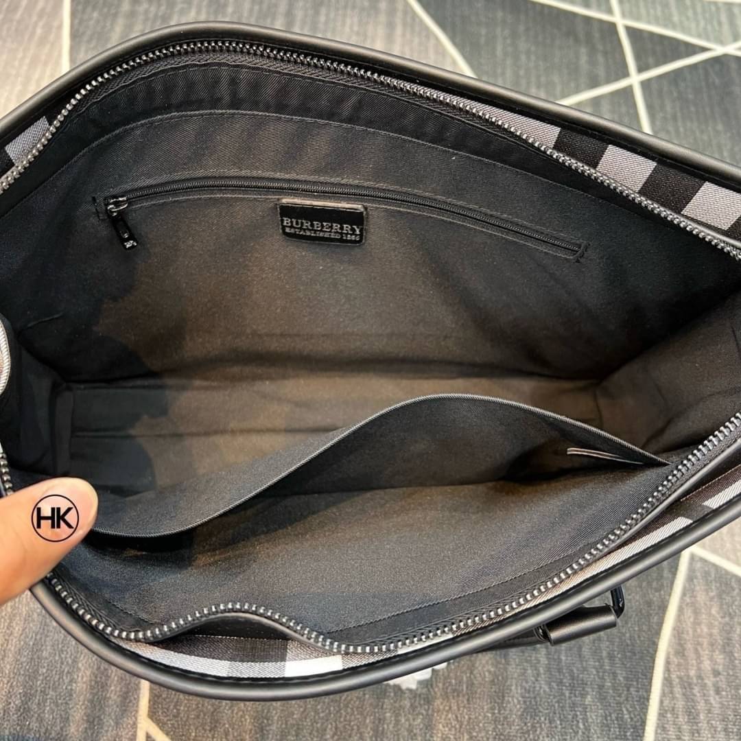 Burberry Men Ainsworth Briefcase / Burberry Newburg Briefcase / Burberry Briefcase Men Bag กระเป๋าเอกสารผู้ชาย กระเป๋าถือแนวนอนกระเป๋าธุรกิจใบใหญ่ สวยงามน่าใช้ จะถือหรือใช้แบบสะพายข้าง ลุคออกมาคือดูดีทีเดียว สินค้าแนะนำ