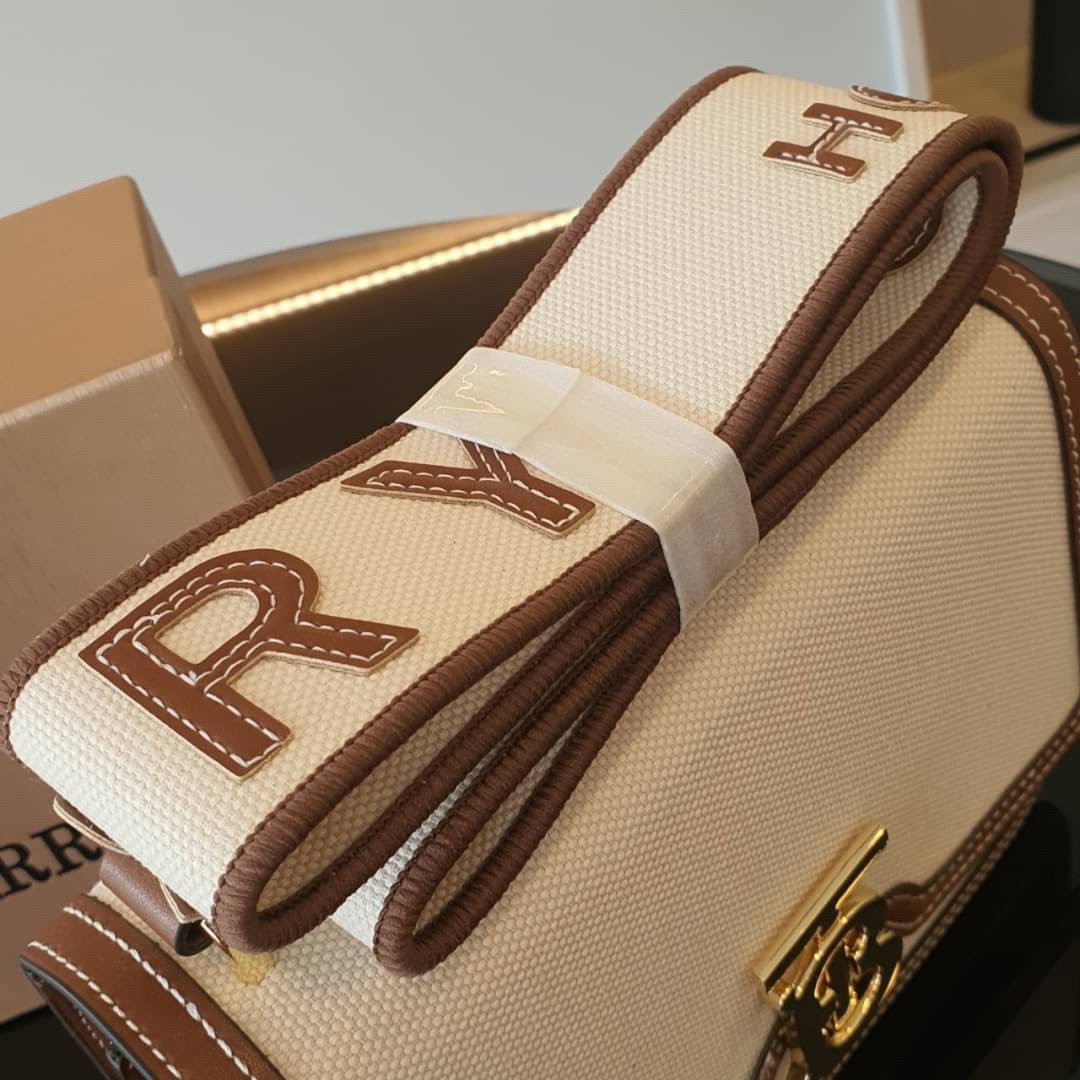 BURBERRY FRAGRANCES CROSSBODY BAG / BURBERRY FRAGRANCES QUITED LAMBSKIN BAG ตัวกระเป๋าเป็นผ้าตัดหนังแท้ Lambskin นิ่มสวยหรูดูดี เปิดปิดด้วยฝาปิดสัญลักษณ์รูปตัวB ภายในโล่งกว้าง