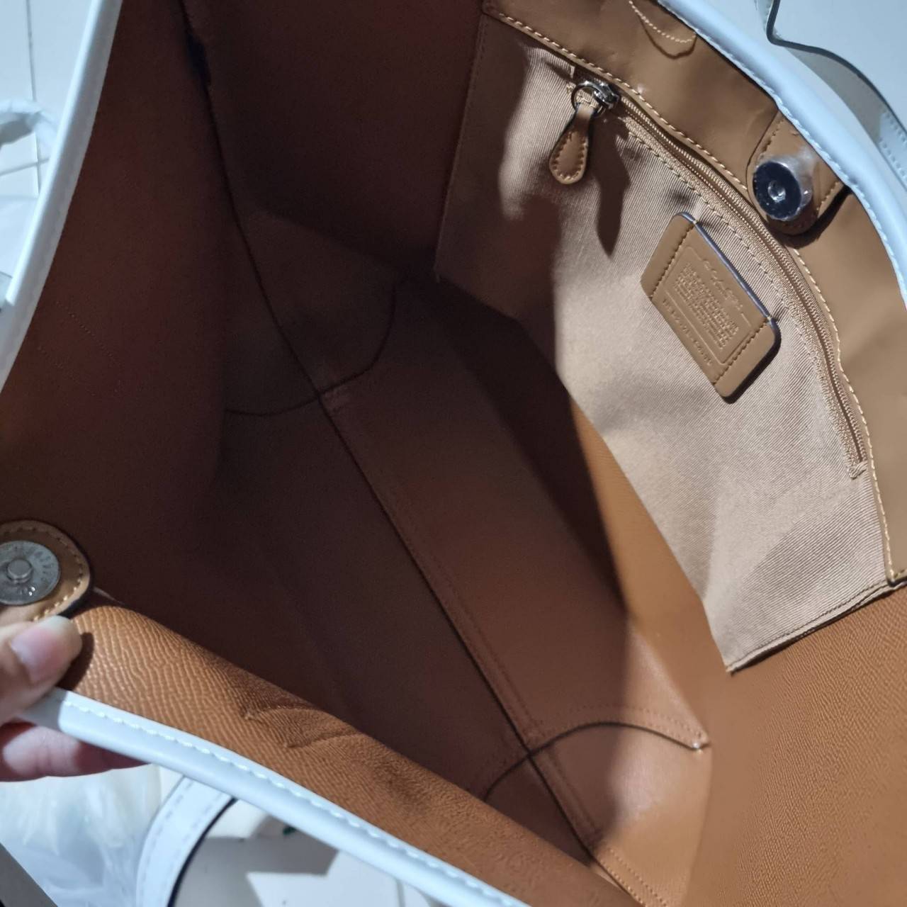 OUTLET 】COACH C4119 CITY TOTE WITH APPLE PRINT COACH CITY TOTE WITH POPSICLE PRINT C4277 แจกความน่ารักสดใส ด้วย 2 รุ่น กับเหล่าแอปเปิ้ลเขียวที่ยกมาทั้งสวน!! และลวดลายไอศครีมโทนชมพูแสนหวาน ดีไซน์ดึงดูดความสนใจได้ดีเลยทีเดียว กระเป๋าทรงช็อปปิ้งใบใหญ่ ที่จุย