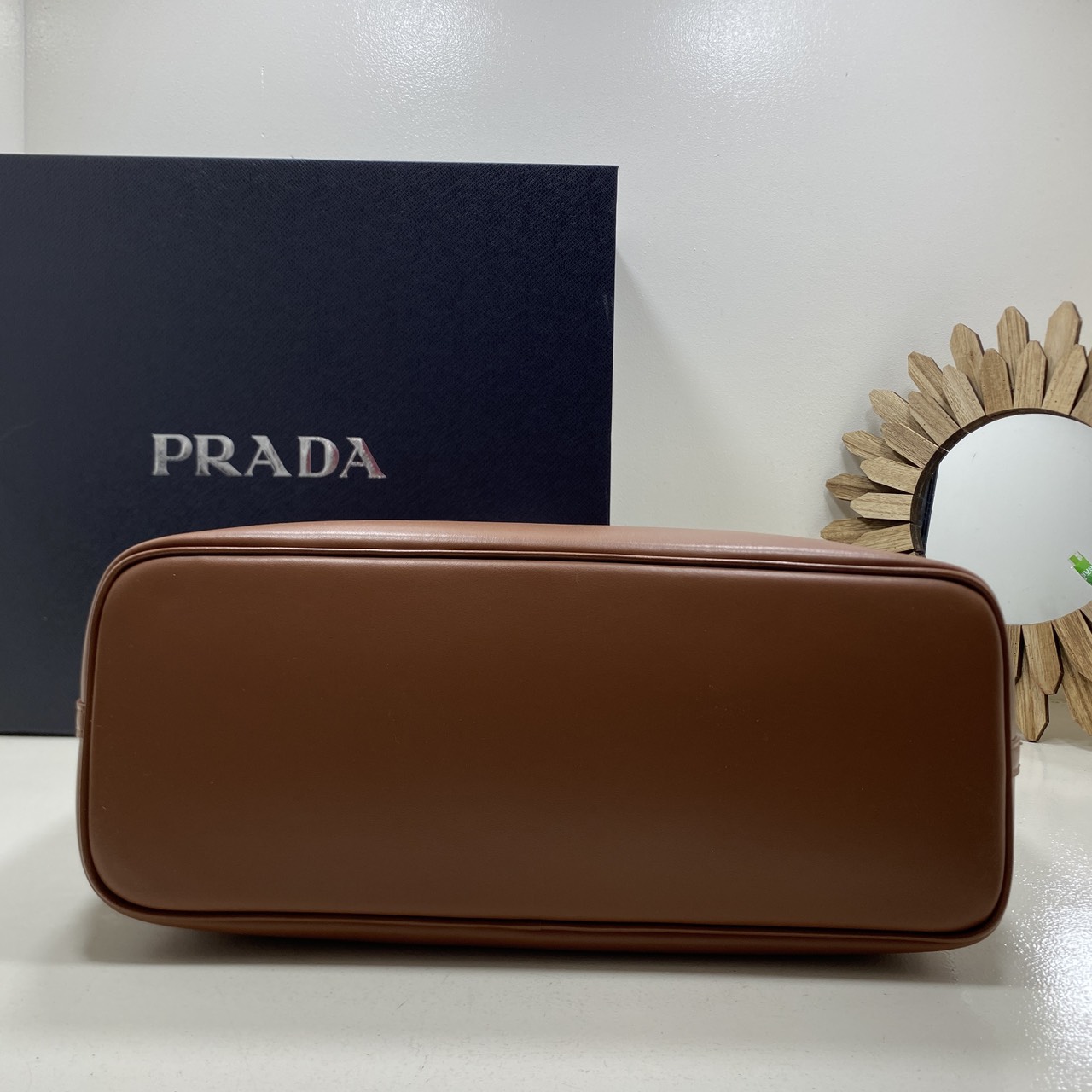 TOP ORI หนังแท้ | Prada Large perforated leather tote bag กระเป๋าทรงโท้ทใบใหญ่ ใจบางที่สุดกับคอลเลคชั่นนี้ ที่เพิ่มดีเทลความแพงด้วยการฉลุลวดลายรอบใบ ถักทอเป็นเส้นลายสานที่สวยงามมาก งานฝีมือจริงๆ