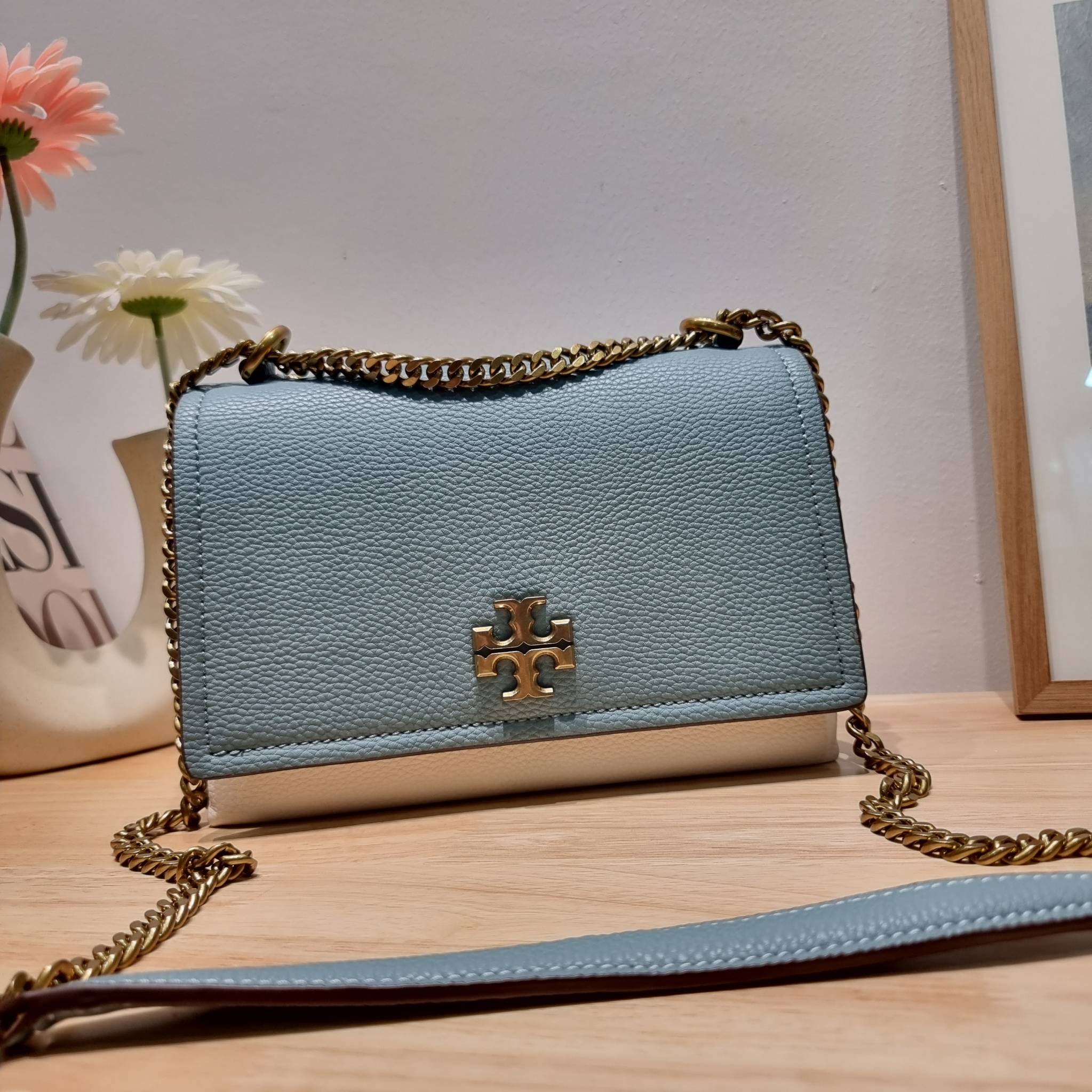 TORY BURCH LIMITED-EDITION SHOULDER BAG รุ่นลิมิเต็ด กับกระเป๋าสะพายไหล่ทรงผู้ดี ที่ผลิตมาในจำนวนจำกัด โดดเด่นด้วยอะไหล่ทองคลาสสิคหรูหรา