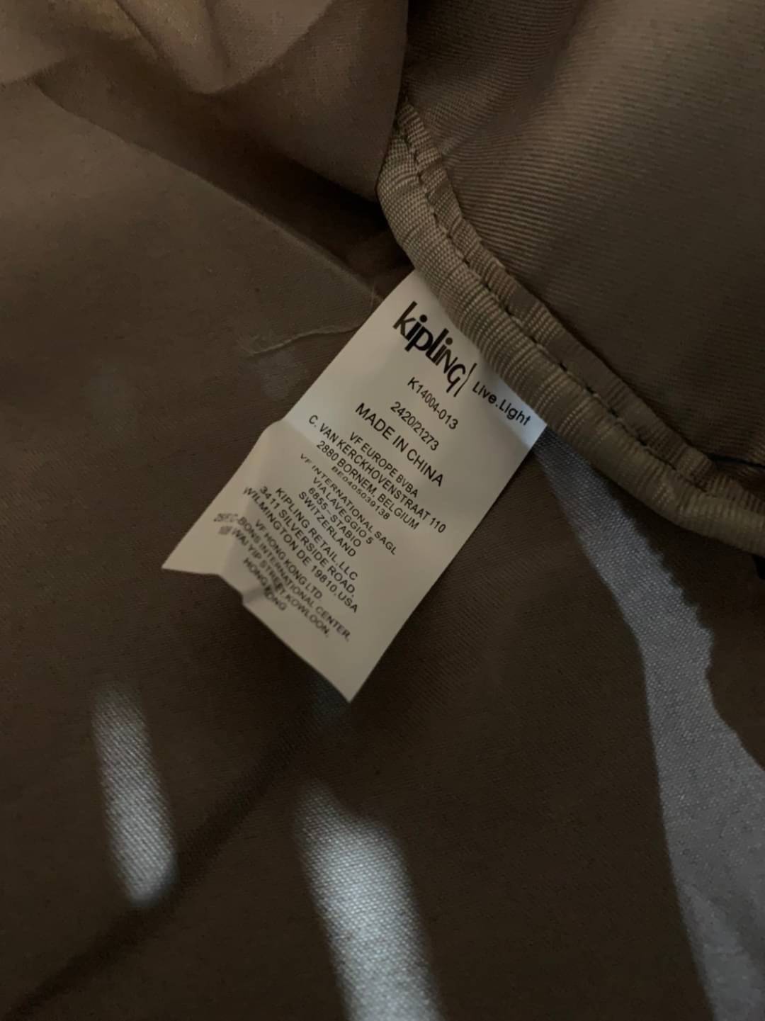 KIPLING ISMAY Medium Tote Bag with Side Pockets คอลเลคชั่นใหม่ล่าสุดจาก Paka Premium กระเป๋าถือหรือคล้องบ่าขนาดกลาง วัสดุ Polyester100% อะไหล่สีRose goldทั้งหมดรวมถึงเจ้าพวงกุญแจmonkeyและพู่หนังrubber เพิ่มความหรูหรา