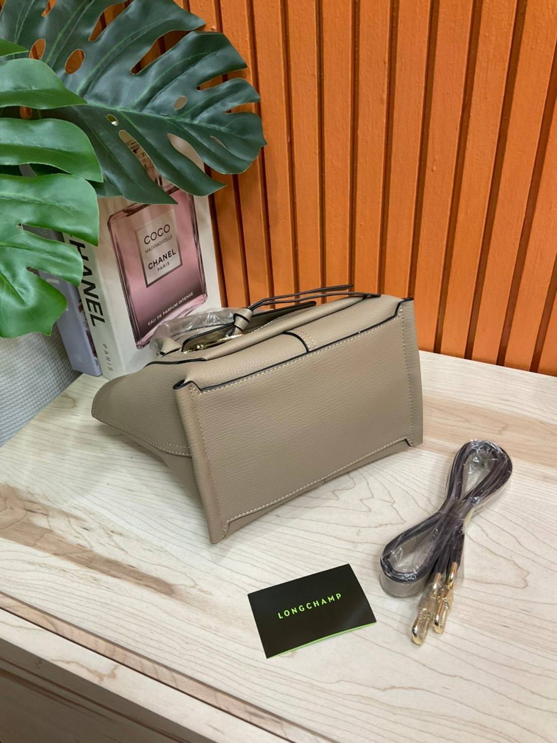 ของแท้ 💯% LONGCHAMP MINI MAILBOX TOP HANDLE BAG กระเป๋าถือ/Crossbody รุ่นหายาก!! รุ่นใหม่ล่าสุด ดีไซน์ด้วยเส้นด้ายที่ดูโฉบเฉี่ยว และ รูปทรงสี่เหลี่ยมคางหมู ทรงสวยโดดเด่น เป็นเอกลักษณ์ของผู้หญิง Longchamp วัสดุ Polyamide & Leather หนังแท้