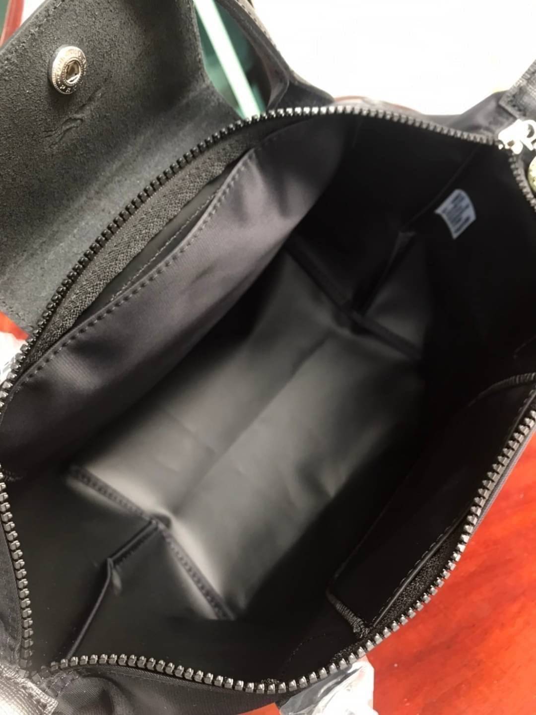 ของแท้ 💯% Longchamp LE PLIAGE NÉO TOP HANDLE BAG (small size) อีกหนึ่งรุ่นยอดนิยม ที่สาวๆ ต้องมีไว้เก็บไว้สักใบ กระเป๋าโท้ทใบนี้ มาพร้อมกับสีที่มีสไตล์เรียบง่าย