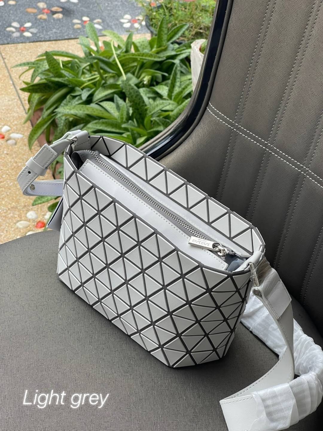 BAO BAO ISSEY MIYAKE Crystal Shoulder Bag งานดีไซน์ที่ดูเรียบง่ายทั้งรูปแบบการใช้งาน มีช่องเปิดปิดแบบซิปเพื่อให้คุณพกพาของมีค่าได้อย่างสบายใจป้องกันสิ่งของตกหล่น