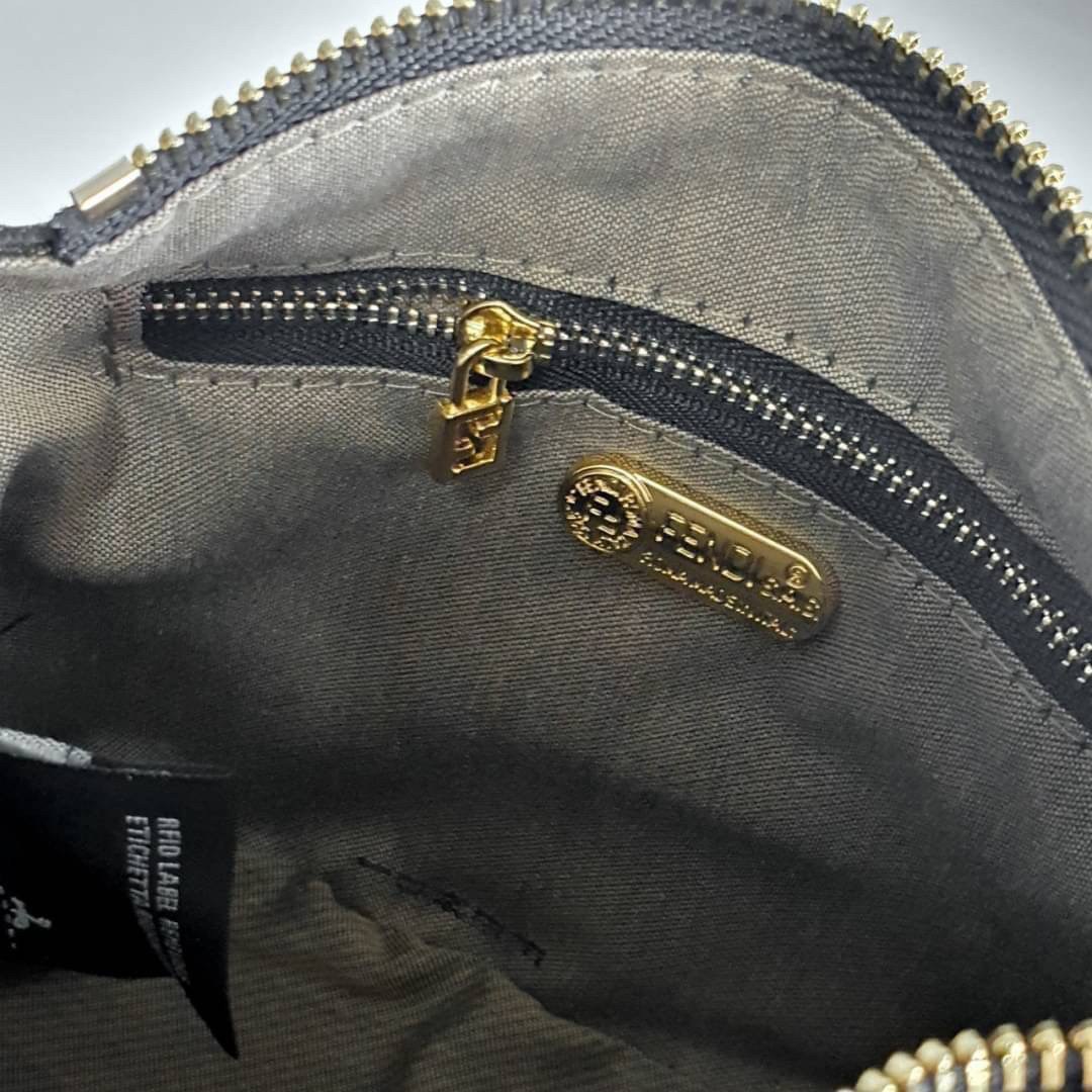 FENDI MINI BAGUETTE BROWN FABRIC BAG วัสดุ CANVAS พิมพ์ลายแบรนด์ *ทรงมินิน่ารัก เปิดปิดด้วยตัวล็อคปั้มลายแบรนด์ พร้อมซิปยาว ภายในมีช่องซิปแยกอีกช่อง สามารถใส่ iphone เงิน ของจุกจิกได้ มาพร้อมสายสะพาย2แบบ ถอดปรับได้ อะไหล่ปั้มแบรนด์สีทอง Rare items เด็ดๆแบ