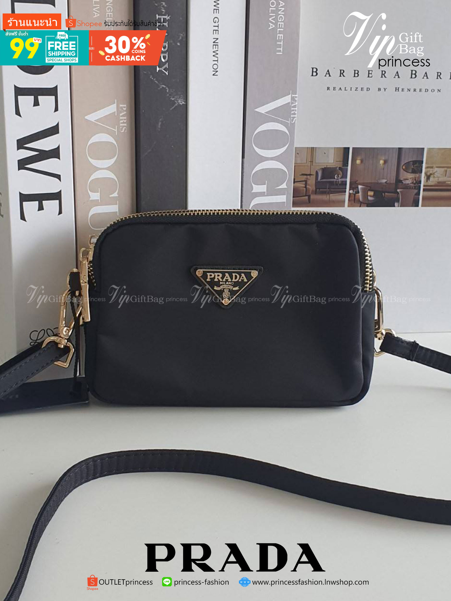 งานพรีเมี่ยมกิ้ฟ จากเคาเตอร์ต่างประเทศ จากแบรนด์ PRADA กับรุ่นขายดี ที่รอคอย Prada 3 zip nylon crossbody bag เป็นกระเป๋าใบเล็ก มีด้วยกันถึง3ช่องใส่ของ ซึ่งเหมาะกับผู้หญิงอย่างเรามาก สามารถแยกของที่จะใส่ได้เลย ตัวกระเป๋าอะไหล่สีทอง ขนาดกะทัดรัด สามารถใส่ I