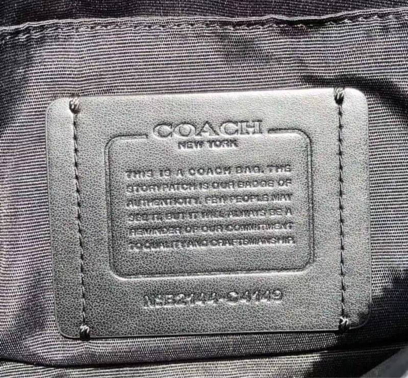 COACH GRAHAM CROSSBODY IN SIGNATURE CANVAS (COACH C4149) กระเป๋าครอสบอดี้รุ่นยอดฮิตสำหรับหนุ่มๆ ที่สาวๆก็ใช้ได้!! รูปทรงดีไซน์คลาสสิค ใช้งานสะดวก วัสดุหนังแคนวาสเคลือบลาย เปิด-ปิดด้วยซิป ภายในเป็นช่องโล่ง ใส่ของสำคัญได้ครบ สายสะพายปรับได้ตามตัว มีมาให้ช้อ