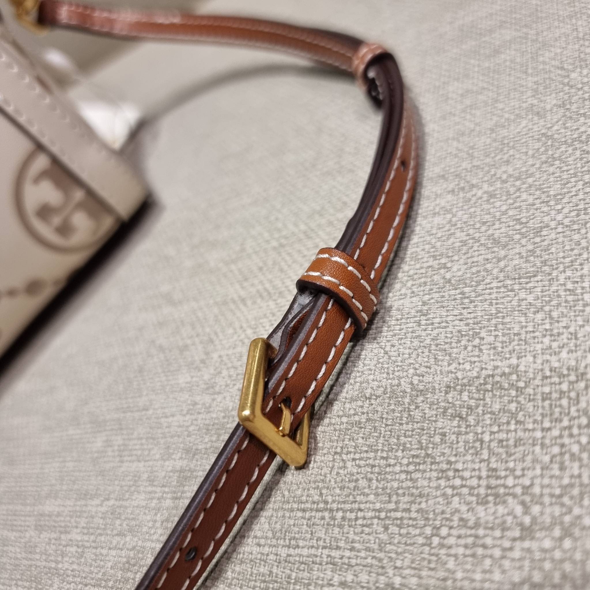 TORY BURCH T MONOGRAM MINI EMBOSSED WINE BUCKET BAG คอลเลคชั่นใหม่ กับกระเป๋าสะพายทรงยอดนิยม ในไซส์มินิ ดีไซน์ใหม่ล่าสุด สวยลูกคุณหนู หรูหรา!! ด้วยดีเทลผิวลายนูนลวดลายเอกลักษณ์ วัสดุหนังแท้ มีหูจับในตัว สีโทนอุ่นขับผิว สะดวกใช้ไปอีก และมีสายสะพายข้าง ปรับ