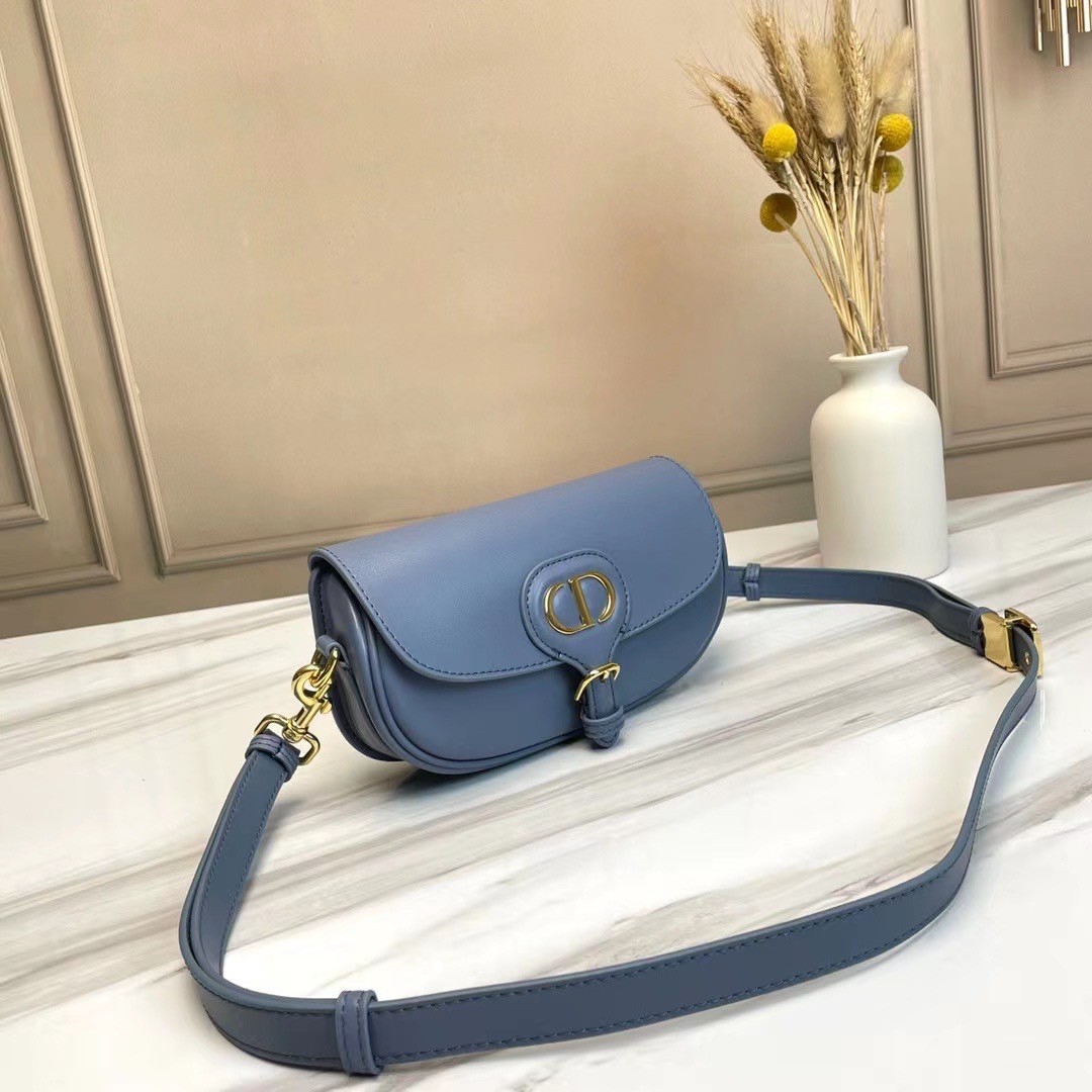 หนังแท้ DIOR BOBBY EAST-WEST BAG พร้อมส่งที่ไทย งานหนังแท้ทั้งใบเกรดออริจินอล ภาพสินค้าถ่ายจากงานขายจริง ใช้งานต่างประเทศได้ รุ่นใหม่ในฤดูกาลนี้ เพิ่มความทันสมัยให้กับซิลลูเอทของ Hobo ผ่านเส้นสายที่สง่างามและสัดส่วนที่กลมกลืนกัน สไตล์หนังลูกวัว โดดเด่นด้ว