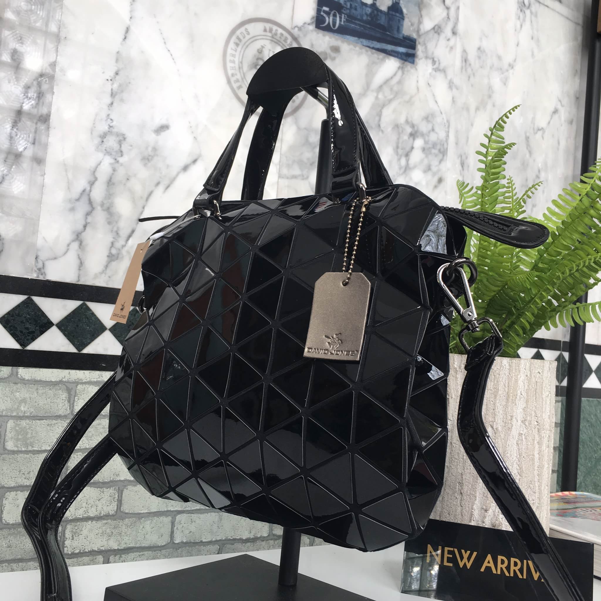 ทรงสุดฮิตจากแบรนด์ David Jones กระเป๋า ทรง Tote ตัวกระเป๋าเย็บติด ด้วยแผ่นอคิลิค สีดำสุดหรู ดีไซน์เกร๋ #จุดเด่นที่ น้ำหนักเบา สามารถ ถือ หรือ สะพายไหล่ได้คะ ใบใหญุจุของคุ้ม แต่น้ำหนักเบาคะ มีใบเดียวจบ #ควรมีติดตู้คะแนะนำเลย