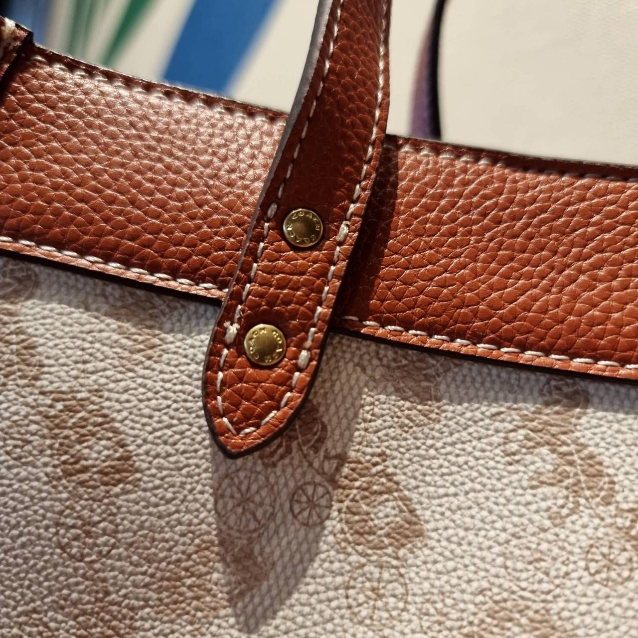 COACH C8456 FIELD TOTE 22 WITH HORSE AND CARRIAGE PRINT AND CARRIAGE BADGE คอลเลคชั่นสุดคลาสสิค ต้อนรับซัมเมอร์ ทั้งสดใสและร้อนแรง สวยหรูดูแพงในไอเท็มเดียว กระเป๋าทรงโท้ท ไซส์กำลังสวย น่ารักน่าใช้ ฟังก์ชั่นการใช้งานสะดวกที่สุด มีทั้งสายคล้องแขนในตัว และสา