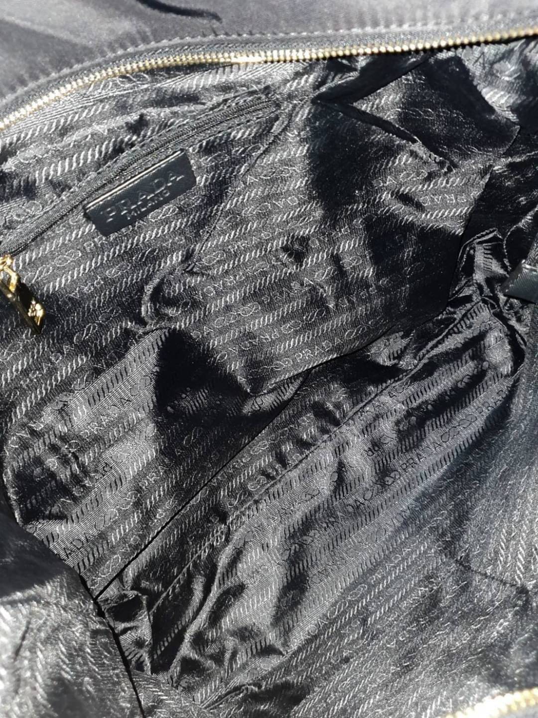 งานใบใหญ่ จากงานพรีเมี่ยมกิ้ฟ จากเคาเตอร์ต่างประเทศคะ แบรนด์ PRADA เป็น กระเป๋าผ้าไนล่อน ตามแบบฉบับของแบรนด์เลย หลงรักเลยคะ สะพายไหล่ได้ ถือก็สวยๆ ใช้แล้วสวยมากๆ มาพร้อมสายสะพายยาว ใส่ของได้เยอะเว่อร์ IPAD สมุด หนังสือ ขวดน้ำ ใส่ได้สบาย คุ้มราคามากคะ ห้าม