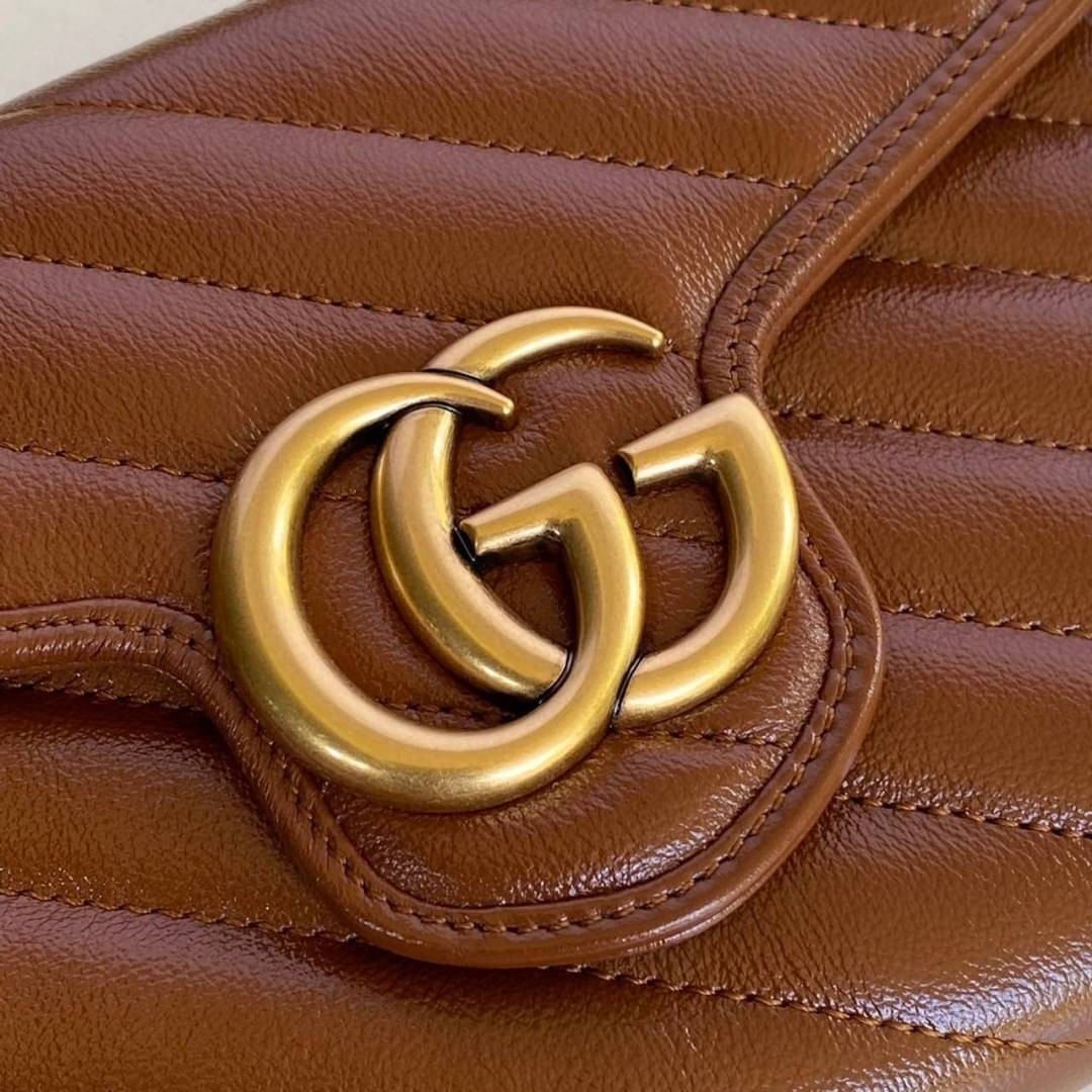 GUCCI Marmont Wallet on chain Leather / GG Marmont Chain Wallet เกรดเทพออริจินอล หนังแท้ งานสวยน่ารักมาก ใส่โทรศัพท์ได้ทุกรุ่น หนังวัวแท้นิ่มมาก ใส่การ์ด ใส่บัตร ได้เยอะมากๆ ฝ่าปิดแบบกระดุมใช้งานง่าย *กระดุมมีโลโก้ Gucci * งานสวยละเอียดยิบย่อยทุกจุด ภาพถ่