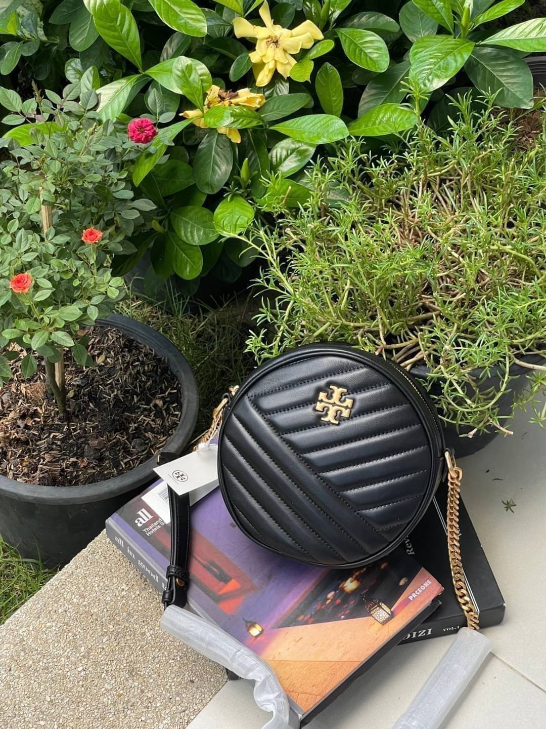 Tory burch Kira Cheron Circle Crossbody กระเป๋าสะพายคาดลำตัวรุ่นนี้โดดเด่นด้วยรูปทรงกลมสุดชิค ขนาดกะทัดรัด พร้อมด้วยหนังกระเป๋าที่ทำจากหนังแท้คุณภาพดี เพราะ Kira Chevron เป็นรุ่นที่ตอบโจทย์และครองใจสาว ๆ ได้อย่างแท้จริง เนื่องจากมีดีไซน์เรียบหรู โดยทางแบร