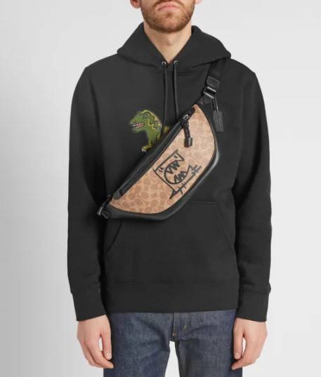 OUTTLET 】COACH Rivington Belt Bag In Signature Canvas With Rexy By Guang Yu (75761) กระเป๋าคาดอก หนังแท้เรียบ นิ่มสวย ด้านหน้าเด่นด้วยลายปริ้นท์เก๋เท่ มากๆค่ะ มีช่องซิปหลักให้2ช่องใส่ของได้จุเลยนะคะ สายคาดเลื่อนปรับแบบฟรีไซด์ค่ะ 📌ใบจริงสวย สะพายวั