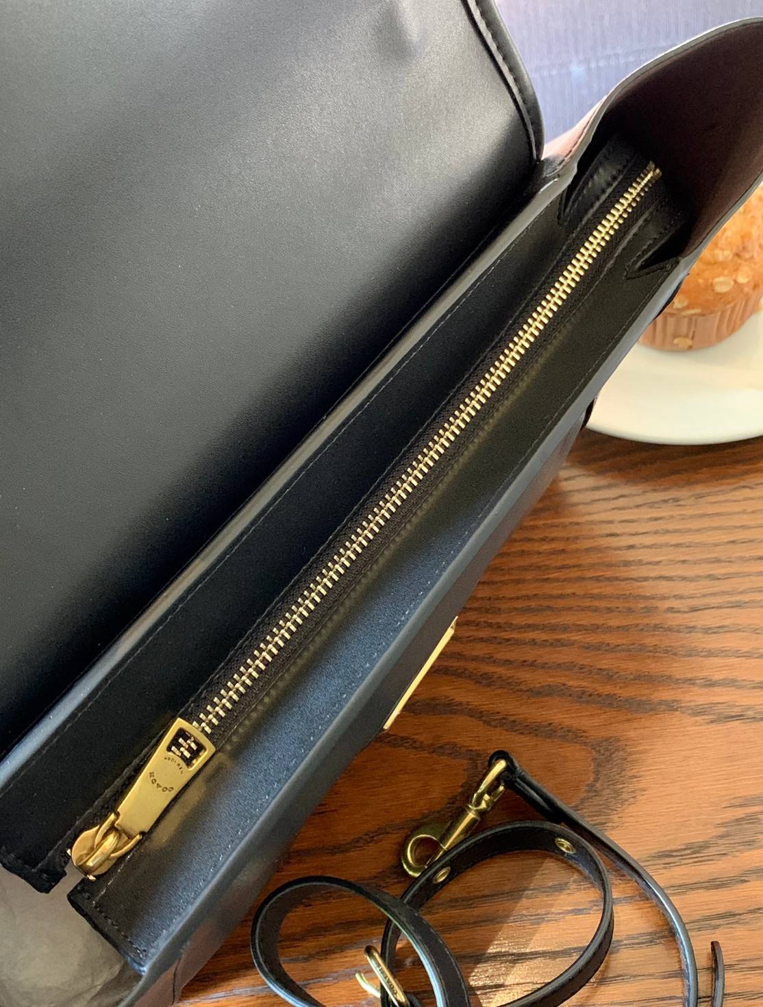 COACH COURIER CARRYALL 23 IN COLORBLOCK SIGNATURE CANVAS พร้อมส่ง 7 แบบ พร้อมส่ง ลุคดูไฮสุดๆค่ะ! กระเป๋าสะพายหนังหรูหราและคลาสสิค หนังแท้ชั้นดีที่สุด น้ำหนักเบา หนังสวยมากก สัมผัสแล้วหลงรักแน่นอนจ้าา😘