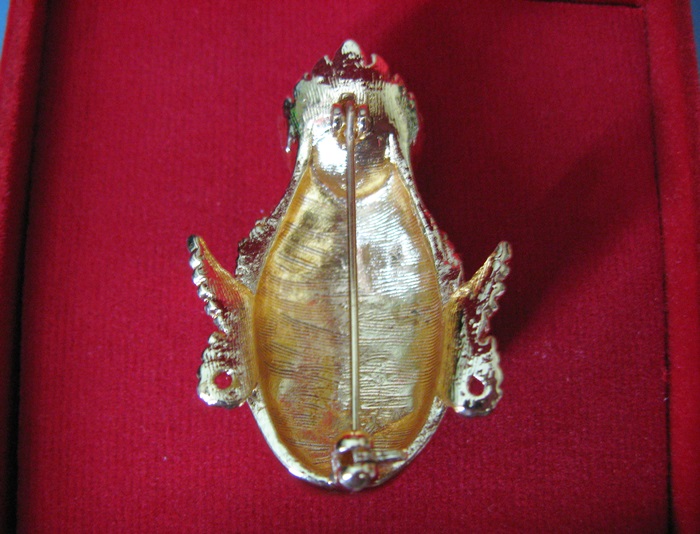 สินค้าหมดค่ะ เข็มกลัดเศียรพ่อแก่สีทองประดับพลอยพร้อมกล่องกำมะหยี่และถุงผ้าสีทองค่ะ