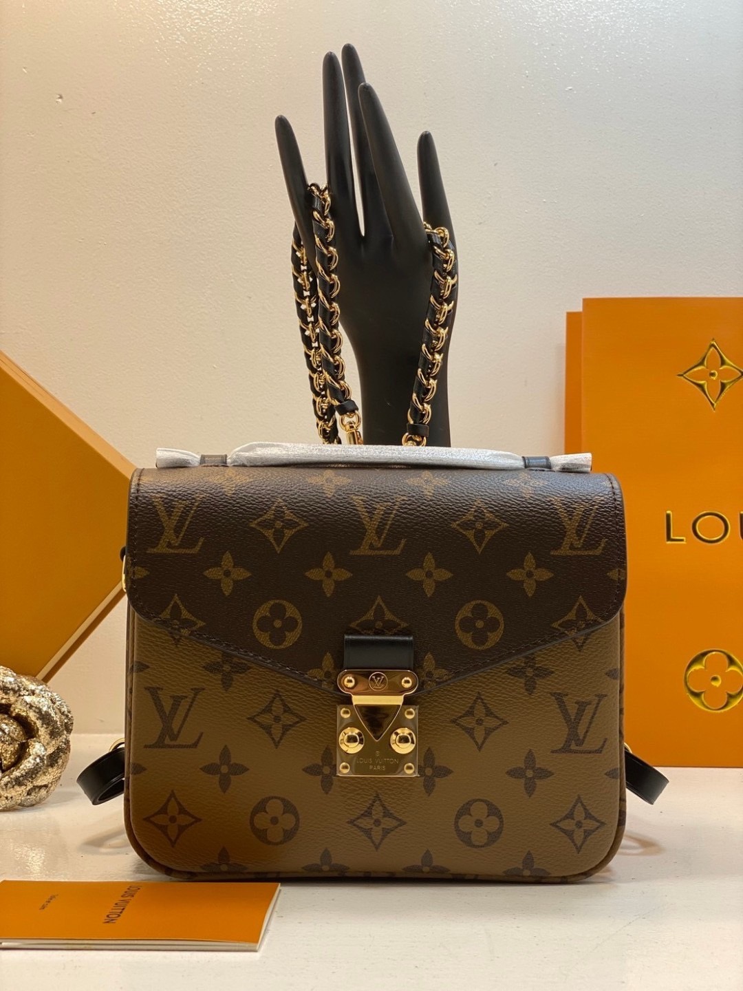 LV Pochette Metis Backpack / lvmetis กระเป๋าสะพายทรงใหม่สะพายหลังได้ ยกระดับให้ตัวเอง กับไอเท็มใหม่ล่าสุดเลิศปัง ที่สาวๆตามหา คลาสสิค