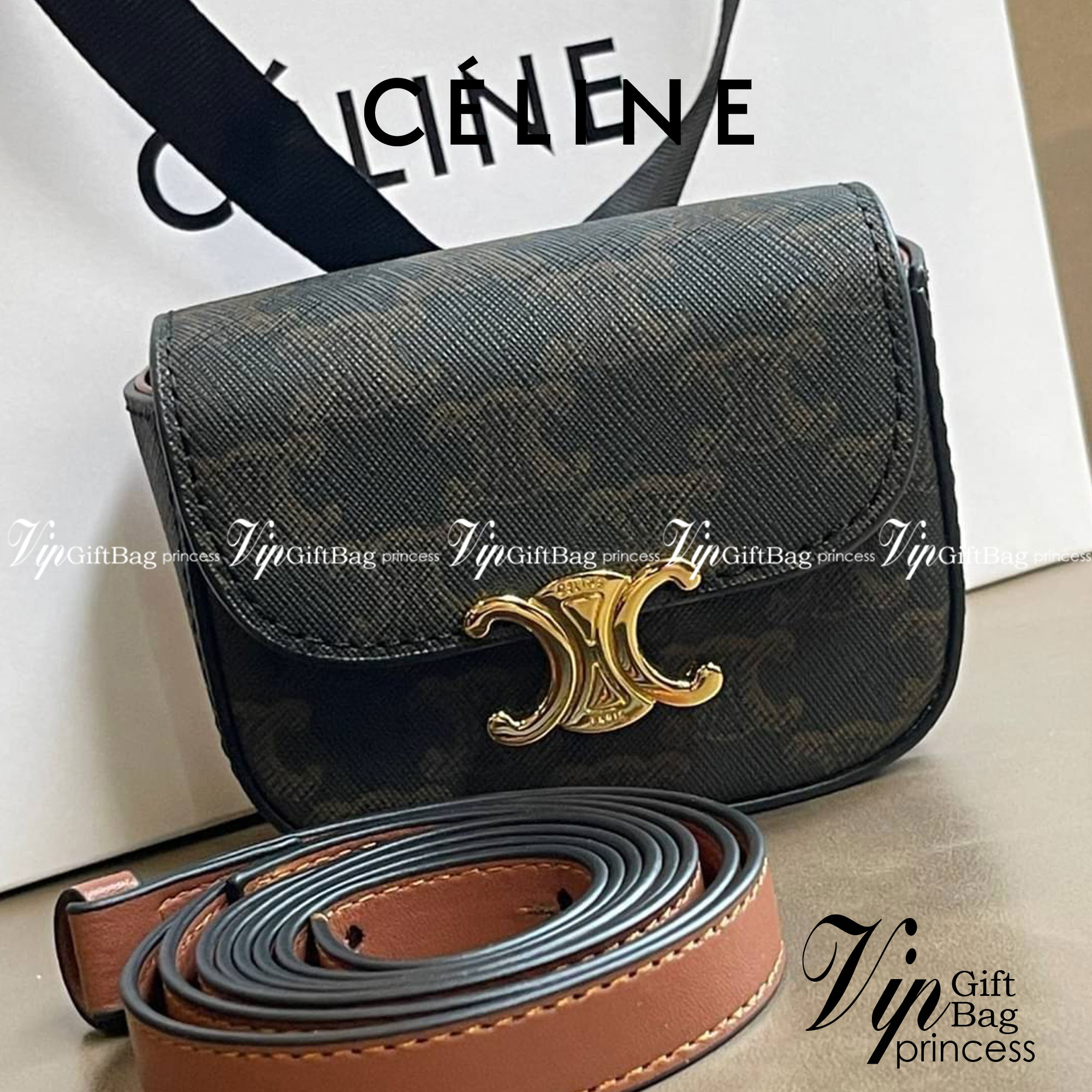CELINE MINI TRIOMPHE IN TRIOMPHE CANVAS กระเป๋ามินิทรงชิค ดีไซน์รูปกล่องสุดแสนมินิมอล สามารถสะพายแบบ Crossbody และยังเป็น Belt Bagได้อีกด้วย วัสดุแคนวาสลาย Triomphe แบบไม่มีตกยุค ด้านหน้าโดดเด่นด้วยโลโก้สีทอง เป็นอีกหนึ่งตัวเลือกให้คุณเลือกสะพายในชีวิตประ