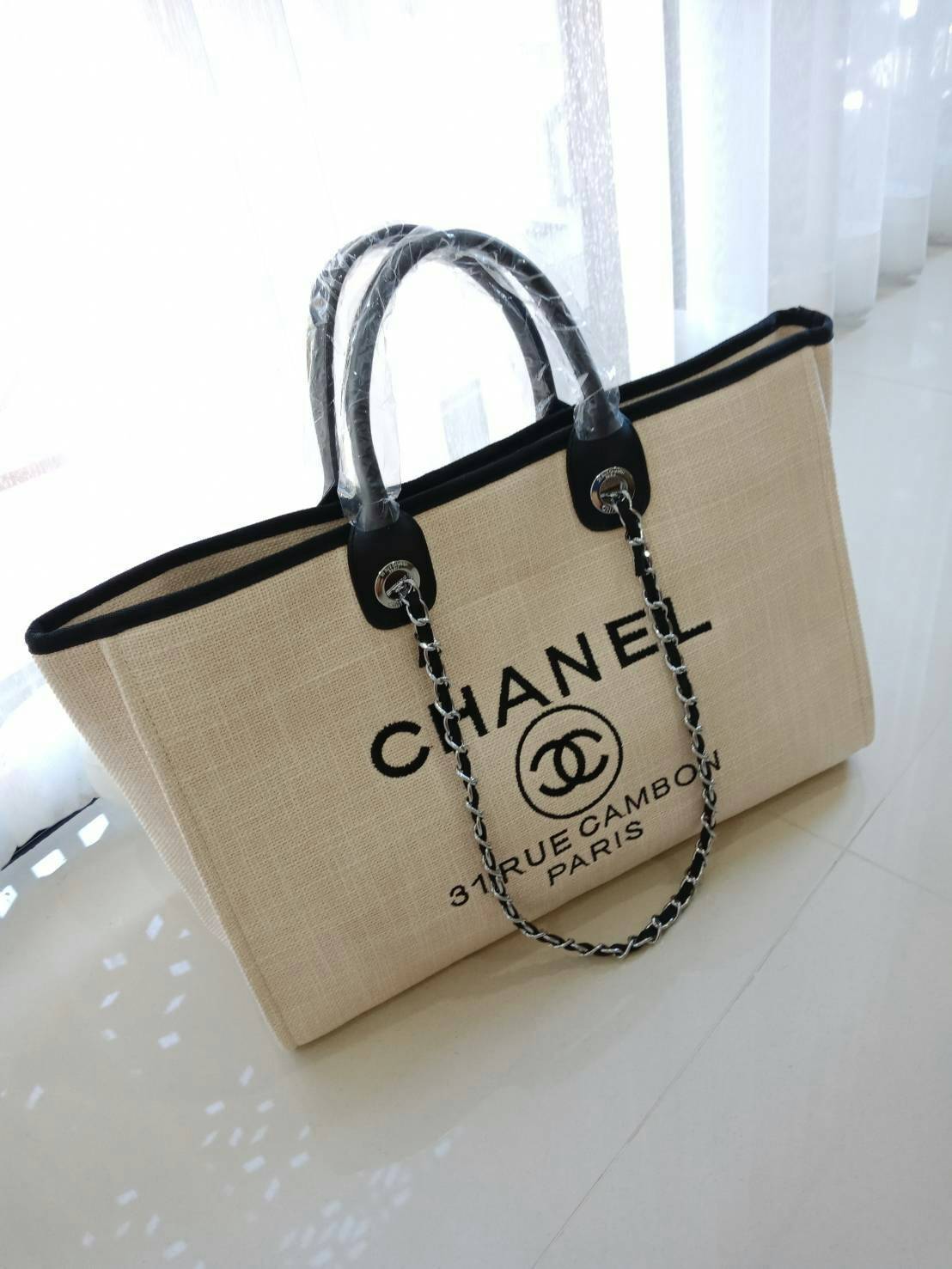รุ่นใหม่ล่าสุด!! ที่สาวๆรอคอย Chanel tote canvas bag จากงานพรีเมี่ยม VIP GIFT รุ่นดังเลยค้า Size ใหญ่อลัง บอกเลยว่า **งานดีที่สุด ตัวกระเป๋า กระเป๋าผ้าเป็นผ้า canvas เนื้อดีสมราคา สัมผัส นุ่มลื่นมือมากกกก อะไหล่เงินปั้มแบรนด์แท้ทั้งใบ ด้านหน้าปัก logo แบร