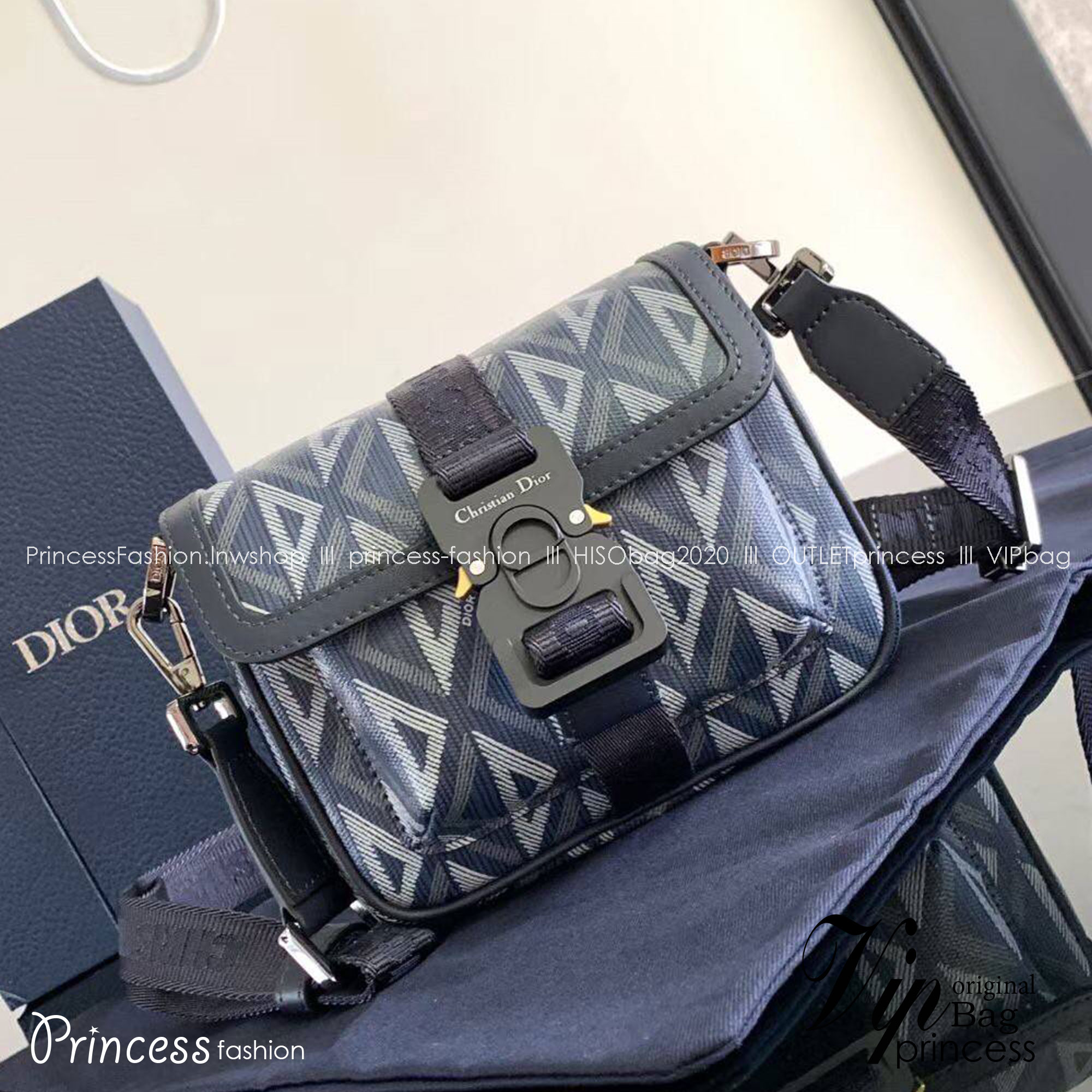 MINI DIOR HIT THE ROAD BAG / Dior Mini Messenger Bag / CD Diamond Messenger Bag ท็อปออริสลับแท้ เกรดดีสุด พร้อมส่ง กระเป๋าสะพาย รุ่นใหม่ล่าสุดคอล Summer 2023 ที่หนุ่มๆไม่ควรพลาด สวยหรูหราเป็นเอกลักษณ์แบรนด์