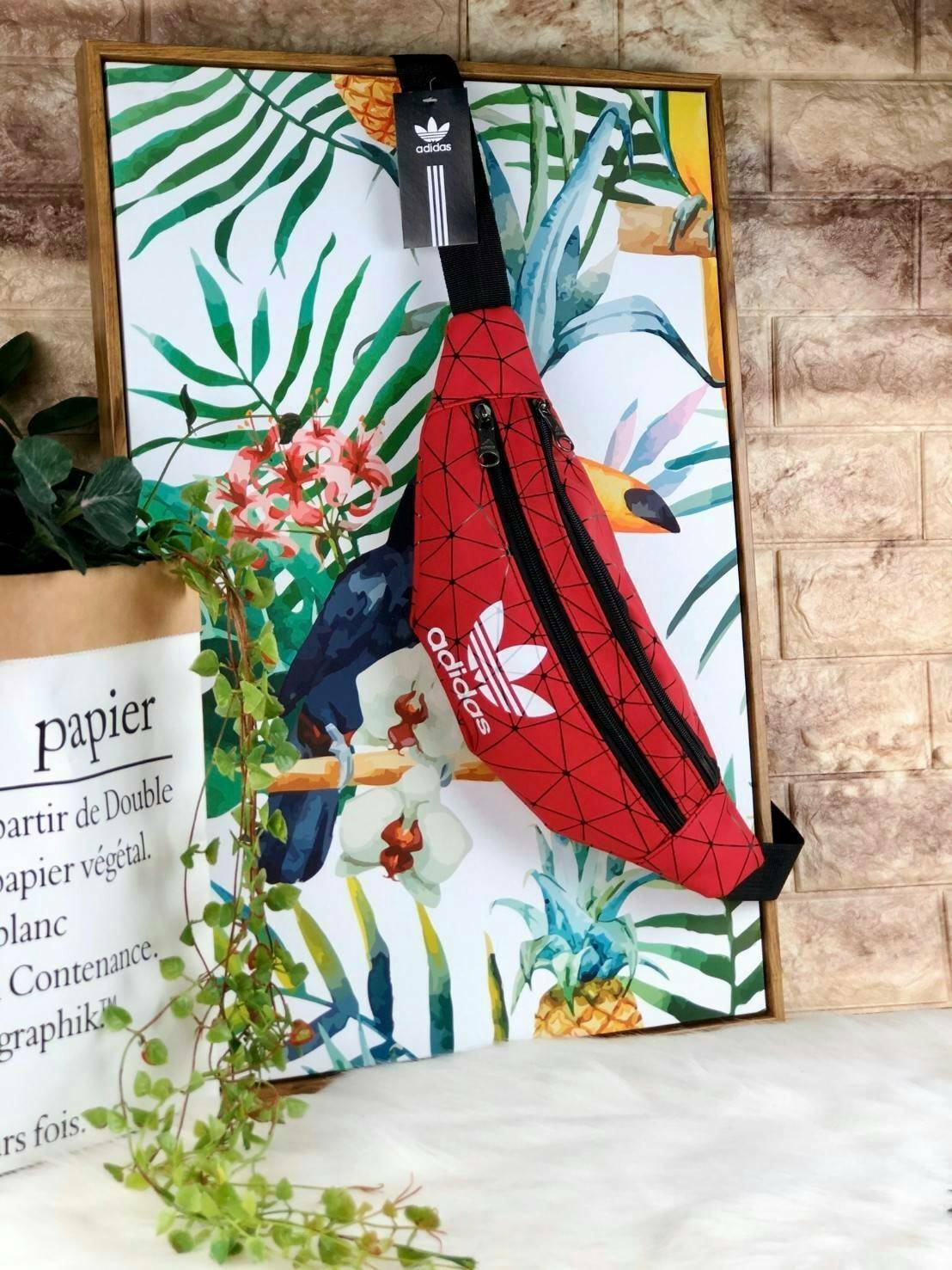 Adidas belt bag รุ่นใหม่พร้อมส่งที่ไทยกับกระเป๋าคาดอก/คาดเอว วัสดุpuน้ำหนักเบา ที่ตัวกระเป๋าแต่งtexture สวยงาม ด้านหน้าสกรีนโลโก้แบรนด์มีช่องด้านหน้า ใส่ iPhone plus ได้รวมถึงเหรียญ/บัตรที่ใช้บ่อย และช่องใหญ่จุได้เยอะ ใส่กระเป๋าเงินใบยาวได้ รุ่นนี้ปรับสาย