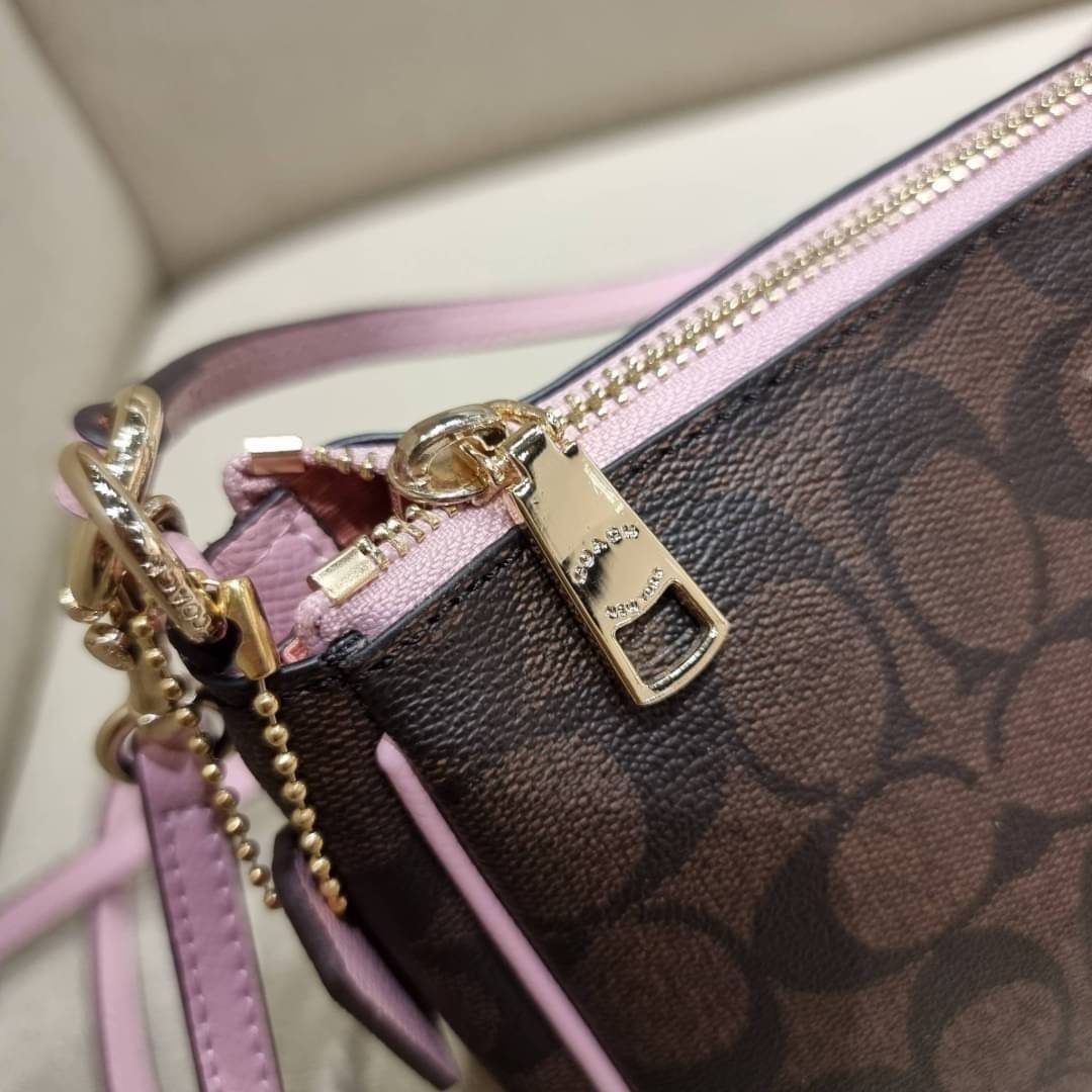 COACH 36674 TOP HANDLE POUCH IN SIGNATURE JACQUARD กระเป๋าทรงพอช ยอดฮิต ยกขึ้นแท่น ด้วยดีไซน์ที่ออกมาให้ใช้งานได้ง่าย ขนาดกำลังเหมาะ วัสดุหนังแคนวาสทนทาน ดีไปหมดขนาดนี้!! คุณลูกค้าถึงสั่งกันรัวๆจริงๆ ภายในโล่งกว้าง ใส่โทรศัพท์ได้ทุกรุ่น มาพร้อมสายคล้องแขน