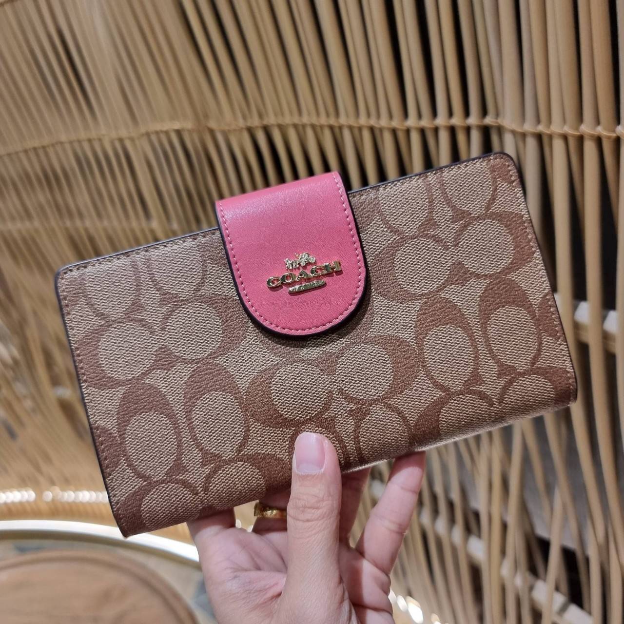 พร้อมส่ง 7 สี COACH C2874 TECH WALLET IN COLORBLOCK SIGNATURE CANVAS จัดให้สีใหม่ก่อนใคร!! ดีไซน์ใหม่ คอลเลคชั่นสวยหรู กระเป๋าสตางค์พร้อมสายคล้องมือ ง่ายต่อชีวิตมากจ้า!! มันดีอะไรเบอร์นี้ ใส่ได้ทั้งบัตร และโทรศัพท์ก็ใส่ได้ทุกรุ่น แถมยังมีช่องซิปแยกไปอีก ช