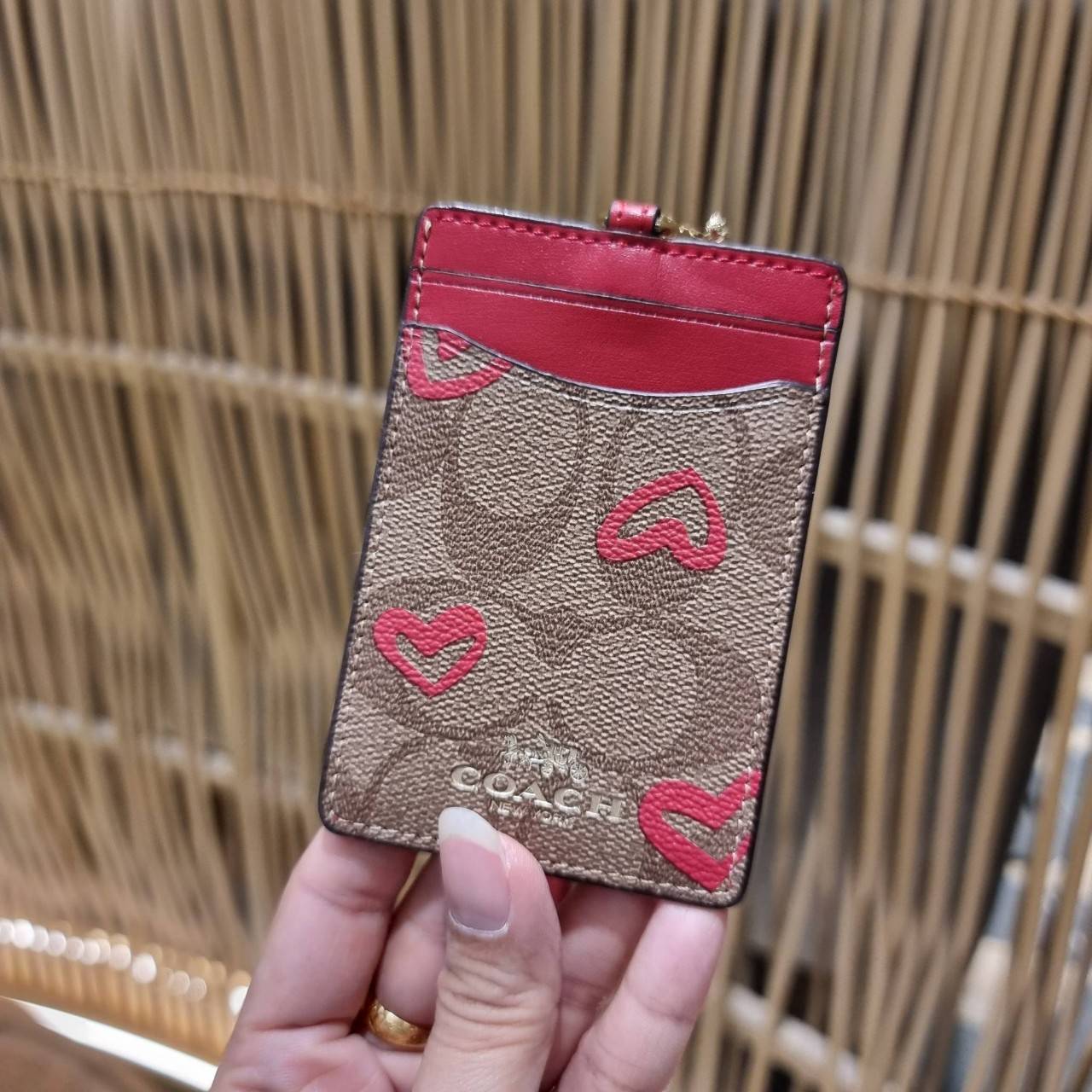 COACH C3305 ID LANYARD IN COLORBLOCK SIGNATURE CANVAS ง่ายๆแบบไม่ธรรมดา!! คลาสสิคแต่มีดีเทลโดดเด่น!! กระเป๋าถนอมบัตร พร้อมสายคล้องคอ ดีไซน์ลวดลายสวย ดูดีทุกแบบ ใช้งานง่าย พกพาสะดวก จะใส่บัตรพนักงาน บัตรเครดิต บัตรปชช. ใบขับขี่ และบัตรอื่นๆที่อยากจะใส่!! ต