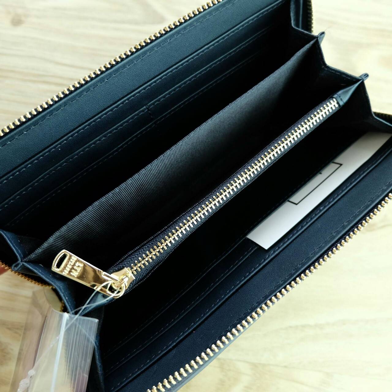 LYN Long Wallet กระเป๋าสตางค์ใบยาว วัสดุหนังลาย Saffiano - ตัวกระเป๋าเปิด - ปิดด้วยซิปรอบ - ภายในมีช่องใส่บัตรหลายช่อง มีช่องใส่ธนบัตร และช่องซิปใส่เหรียญค่ะ