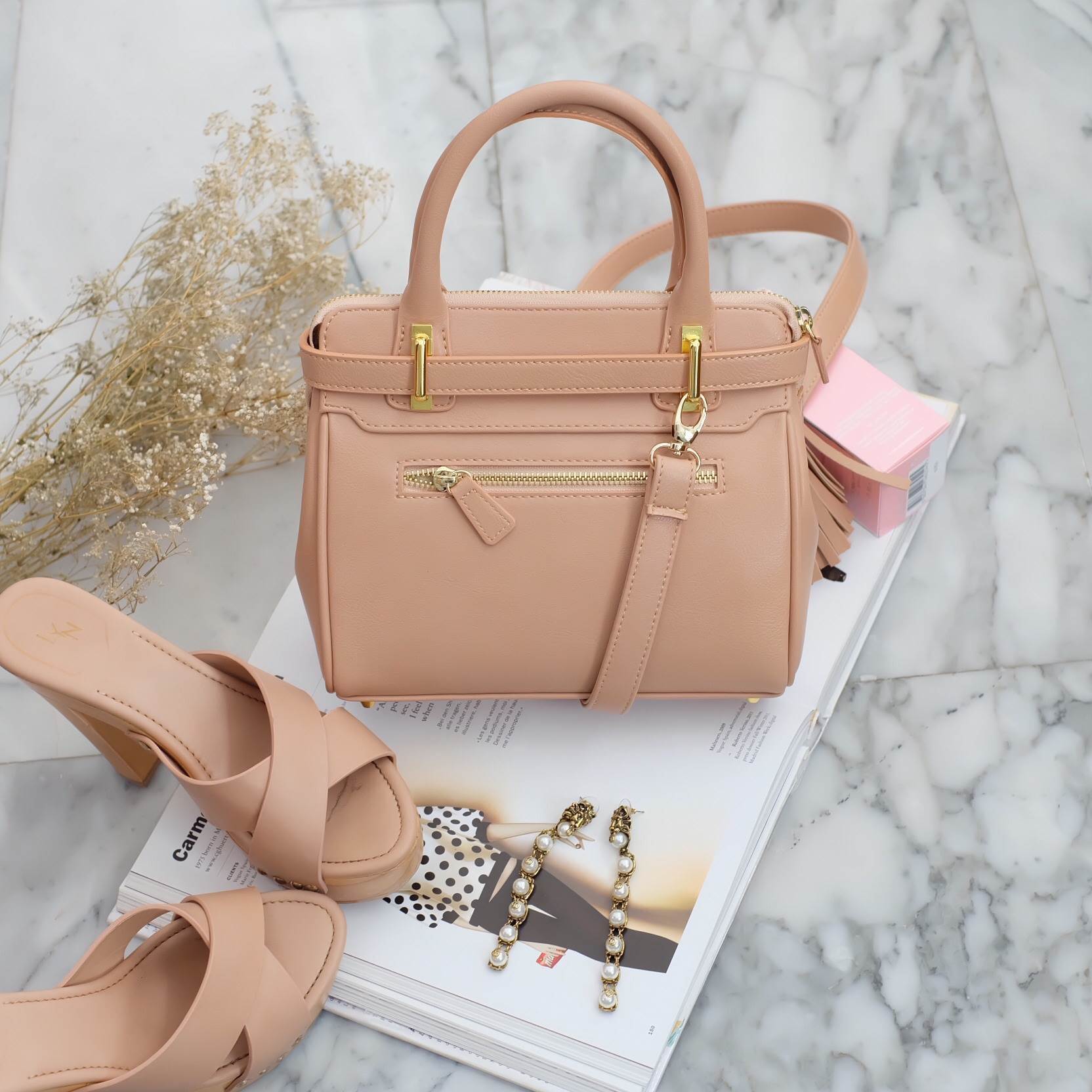 รุ่นใหม่ล่าสุด หนังแกะสวยมากคะ สี Nude Pink รุ่น KEEP sheep leather office hand bag with frink key สวย น่ารัก ขนาดตอบทุกโจทย์การใช้งาน เห็นแล้ว เลิฟเลยค่า ตัวกระเป๋าขนาดกำลังดี หนังแกะ สวยมาก ดูแลรักษาง่าย ประดับด้วยพู่ ฟรุ้งฟริ้งสุดๆ ทำให้กระเป๋าเก๋ ขึ้น