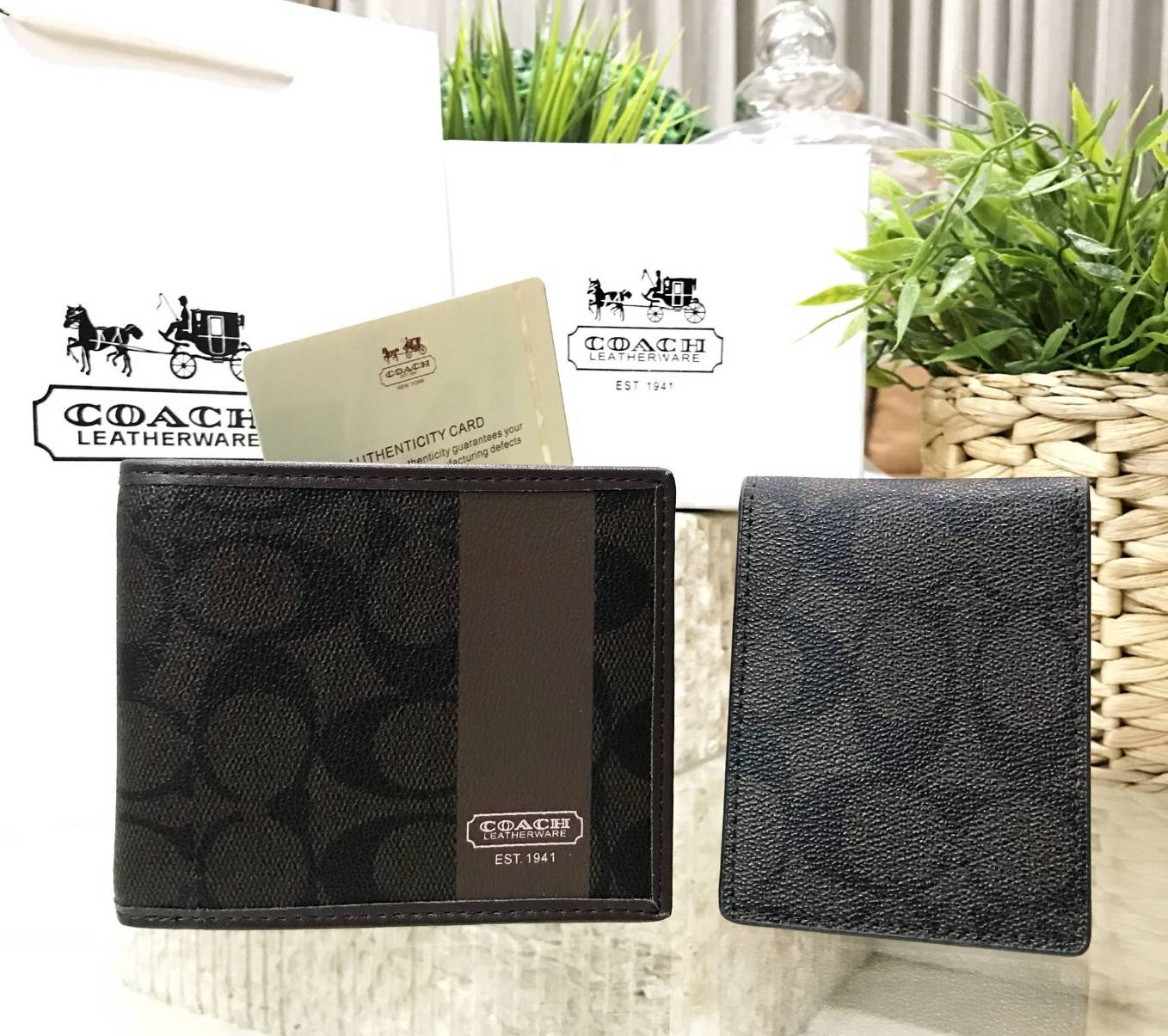 COACH SHORT WALLET WITH CARD POCKET ซื้อ1ได้ถึง2! กระเป๋าสตางค์และกระเป๋าใส่บัตรหนังปั้มลาย Signature รอบใบสวยคลาสสิค ภายในกระเป๋าสตางค์มีช่องใส่ธนบัตรแยกสองช่องเป็นสัดส่วนและมีช่องใส่บัตรหลายช่อง ซับในพิมพ์เเบรนด์ Namecard Pocket สามารถเเยกใช้ได้ มาใน CO