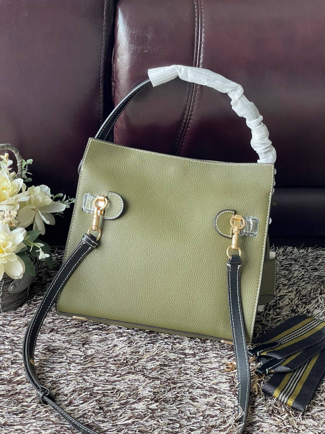 Tory burch lee radziwill pebbled small double bag กระเป๋า Lee Radziwill Double Bag สุดหรู ที่คำนึงถึงการเลเยอร์หนังและหนังกลับอย่างประณีตลงไปในงานดีไซน์ สามารถปรับปากกระเป๋าได้ 3 แบบตามต้องการ พร้อมนำเอาความเป็น American Luxury มาตีความใหม่ผ่านแง่มุมของคว